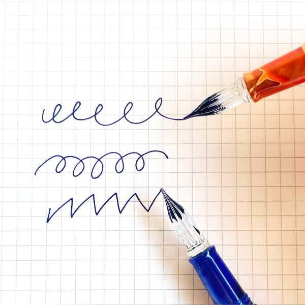 A mysterious coloring reminiscent of the universe (Cosmo) and an impressive glass pen with a striking pattern. A new color is now available in the Aurora series, which is easy to carry with a cap that protects the nib!
Handmade hard glass nib
Comes with a cap for easy carrying
Water-based dyes, pigments, and laminki can also be used
Parts can be disassembled & washable
Can be used with a replacement pen tip
Pen shaft: Acrylic resin
Nib connector: ABS plastic