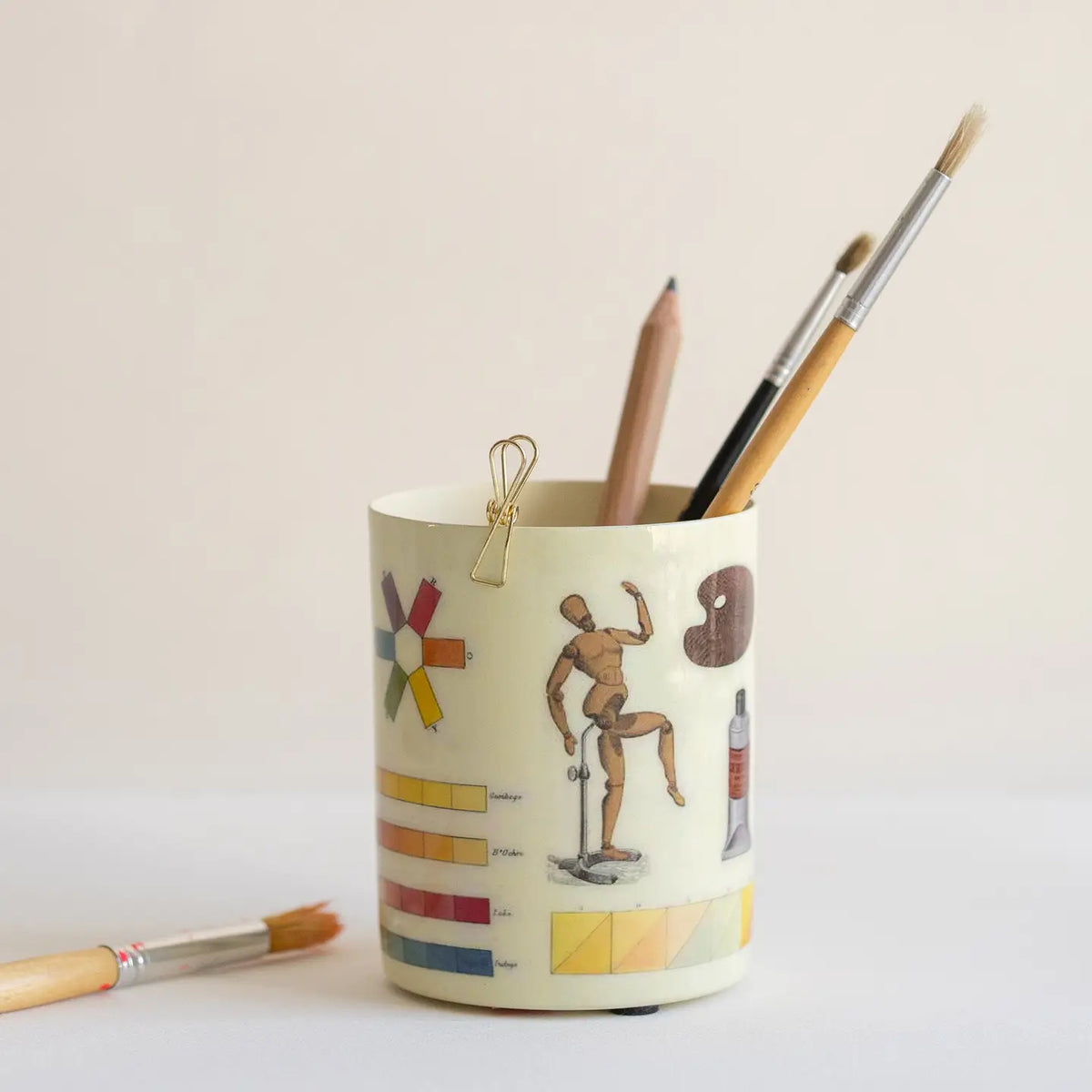 Handmade by skilled artisans, this decorative The Art of Colouring Enamel Everything Pot features artwork reproduced from a book about the art of colouring and painting landscapes in watercolours first published in 1805. Filled with colour swatches, artist studies, and drawing references, the design offers a fascinating glimpse into the tools and techniques used by early 19th-century painters and illustrators.
This food-safe enamel pot is wonderfully versatile—use it to hold pens and pencils, paint brushes