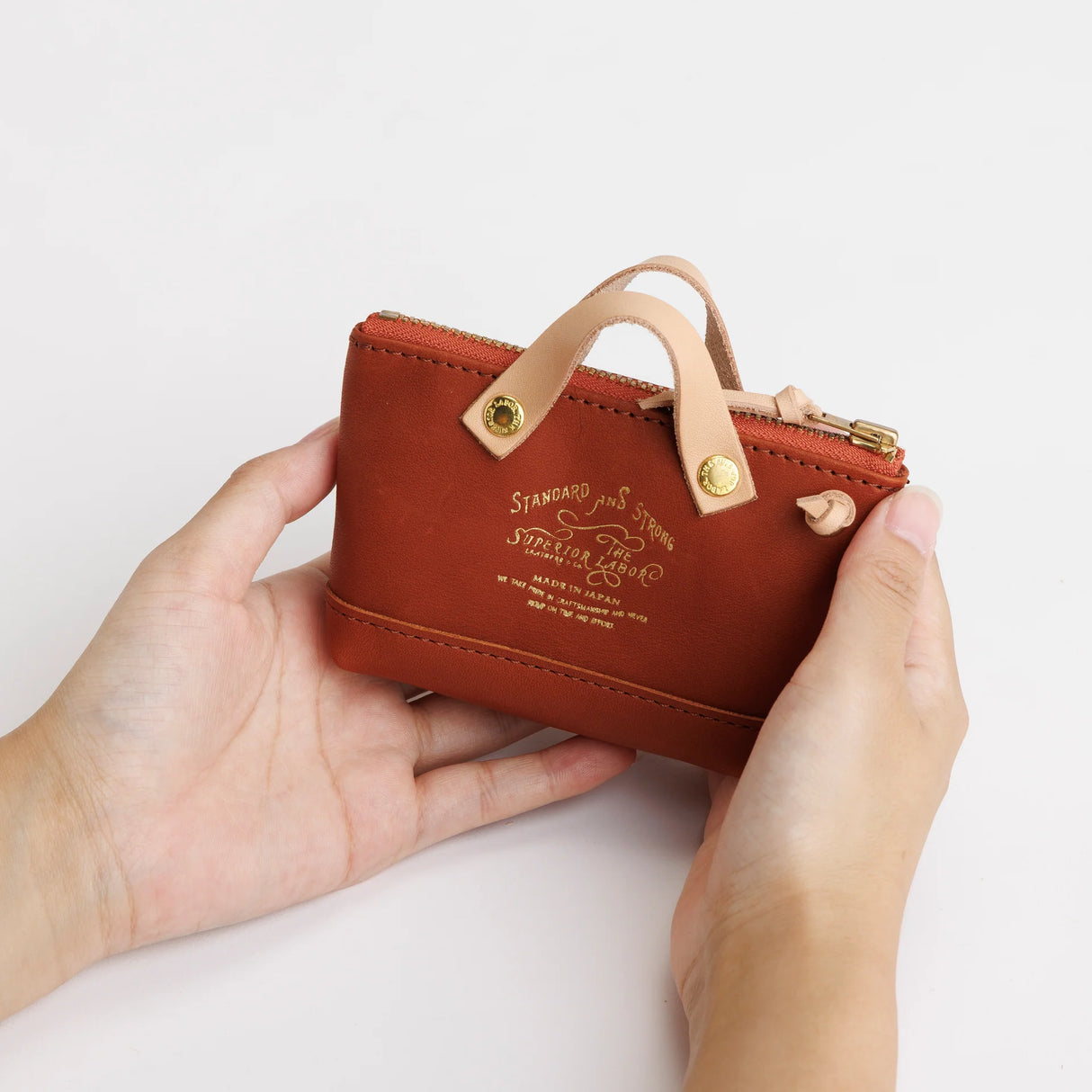 The SUPERIOR LABOR All Leather Engineer Key Case
This is a key case made as a miniature version of our engineer bag.
Previously, it was made using the same canvas as the full-size engineer bag,but this time it’s back in all-leather.
It’s crafted to be more durable and long-lasting, so you can enjoy it for years to come.
Size: W12.5×H8×D3cm
About the Leather – Japanese Glove Leather
Made from durable and supple Japanese glove leather, known for its lightness and strength.
Originally used for baseball g