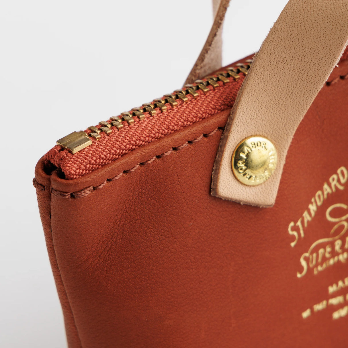 The SUPERIOR LABOR All Leather Engineer Key Case
This is a key case made as a miniature version of our engineer bag.
Previously, it was made using the same canvas as the full-size engineer bag,but this time it’s back in all-leather.
It’s crafted to be more durable and long-lasting, so you can enjoy it for years to come.
Size: W12.5×H8×D3cm
About the Leather – Japanese Glove Leather
Made from durable and supple Japanese glove leather, known for its lightness and strength.
Originally used for baseball g