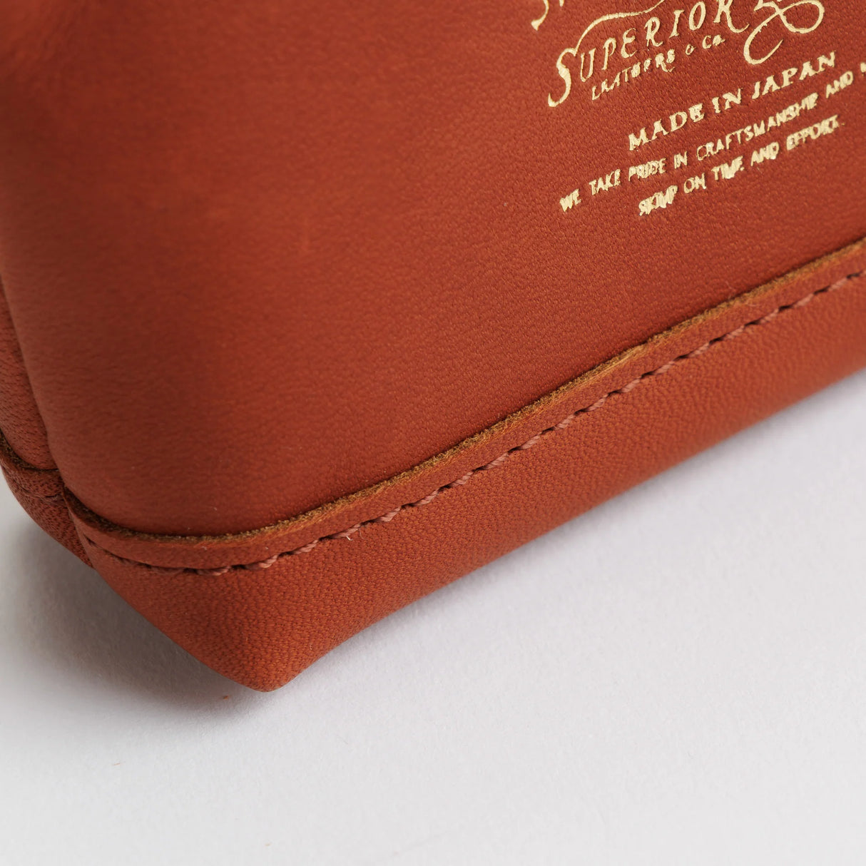 The SUPERIOR LABOR All Leather Engineer Key Case
This is a key case made as a miniature version of our engineer bag.
Previously, it was made using the same canvas as the full-size engineer bag,but this time it’s back in all-leather.
It’s crafted to be more durable and long-lasting, so you can enjoy it for years to come.
Size: W12.5×H8×D3cm
About the Leather – Japanese Glove Leather
Made from durable and supple Japanese glove leather, known for its lightness and strength.
Originally used for baseball g