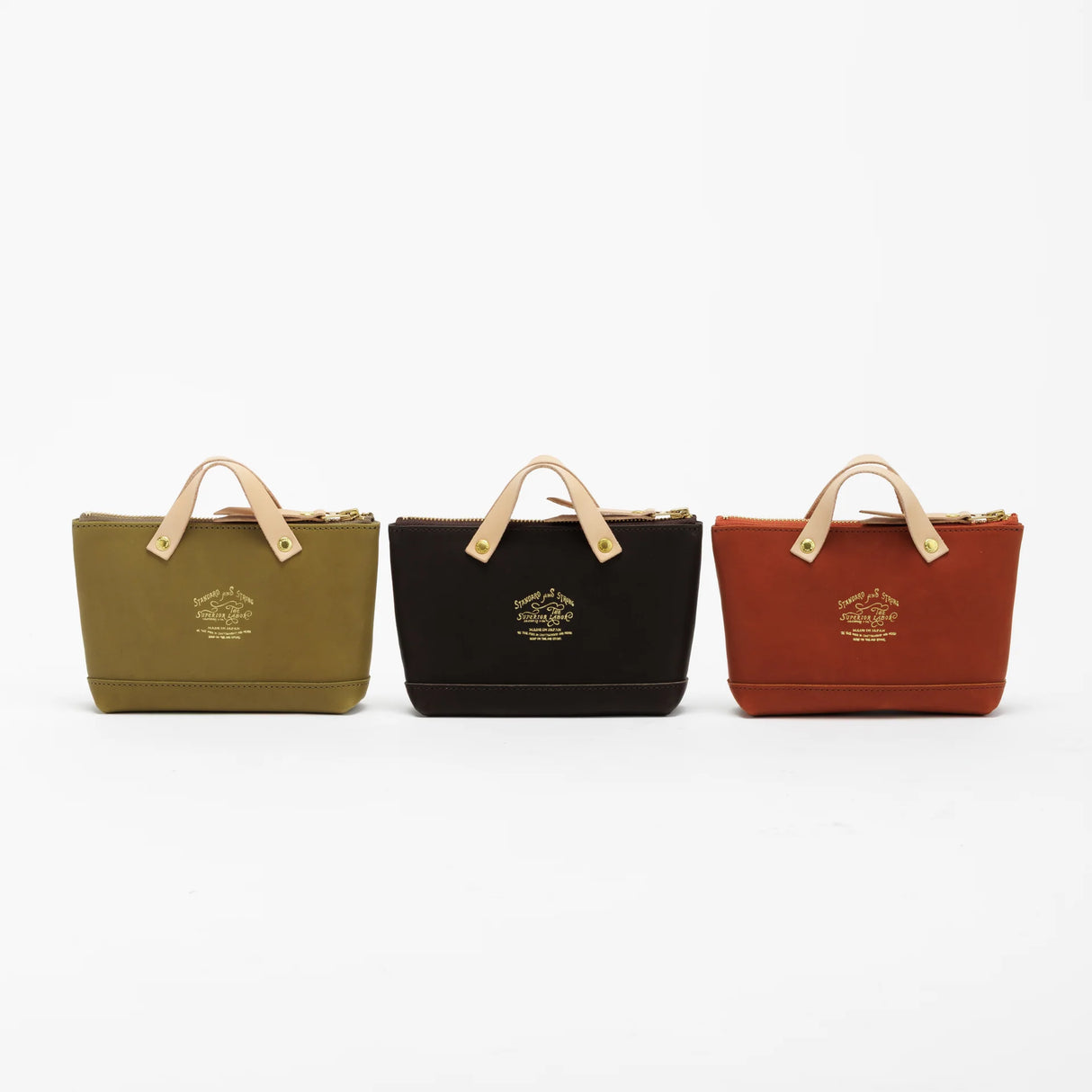 We made a miniature version of our engineer bag as a key case,and somehow, this one turned out a little bigger.
Still, the plump, playful leather pouch is fun to carry and somehow even looks delicious.
It’s sized to fit a paperback or an A6 notebook.
Size: W19.5×H12.5×D4.5cm
About the Leather – Japanese Glove Leather
Made from durable and supple Japanese glove leather, known for its lightness and strength.
Originally used for baseball gloves, this leather is highly resistant to friction and becomes sof