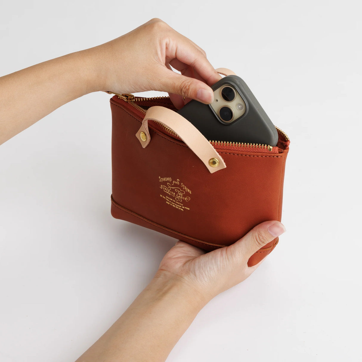 We made a miniature version of our engineer bag as a key case,and somehow, this one turned out a little bigger.
Still, the plump, playful leather pouch is fun to carry and somehow even looks delicious.
It’s sized to fit a paperback or an A6 notebook.
Size: W19.5×H12.5×D4.5cm
About the Leather – Japanese Glove Leather
Made from durable and supple Japanese glove leather, known for its lightness and strength.
Originally used for baseball gloves, this leather is highly resistant to friction and becomes sof