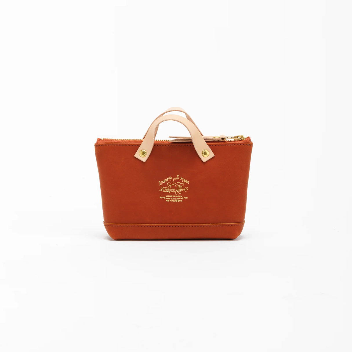 We made a miniature version of our engineer bag as a key case,and somehow, this one turned out a little bigger.
Still, the plump, playful leather pouch is fun to carry and somehow even looks delicious.
It’s sized to fit a paperback or an A6 notebook.
Size: W19.5×H12.5×D4.5cm
About the Leather – Japanese Glove Leather
Made from durable and supple Japanese glove leather, known for its lightness and strength.
Originally used for baseball gloves, this leather is highly resistant to friction and becomes sof