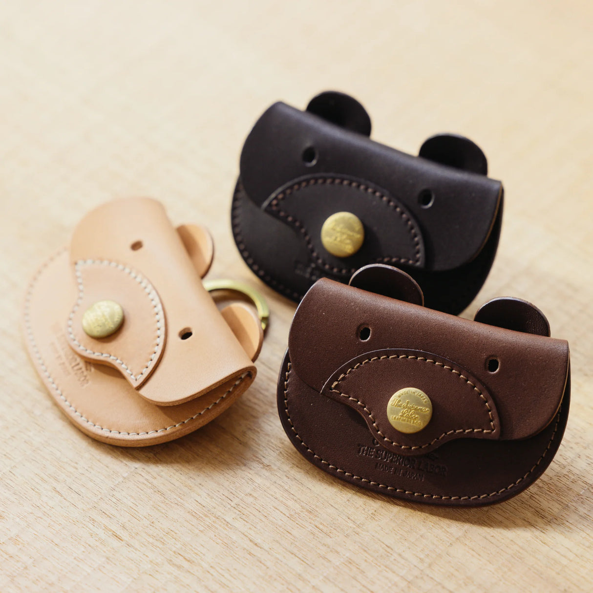 A coin purse with a bear motif.
It is small enough to carry in your pocket when you are out and about. Compact and sturdy, it can be used for many years and has a cute design that adds a nice accent to its appearance.
Size: W11×H6.5cm
Leather Products
We use natural leather. While we avoid pieces with damage that could cause tearing, natural marks, wrinkles, and other characteristics are part of the leather’s charm and may be present on the product. Even within the same type of leather, color, thickn