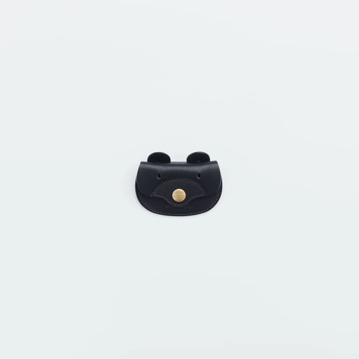 A coin purse with a bear motif.
It is small enough to carry in your pocket when you are out and about. Compact and sturdy, it can be used for many years and has a cute design that adds a nice accent to its appearance.
Size: W11×H6.5cm
Leather Products
We use natural leather. While we avoid pieces with damage that could cause tearing, natural marks, wrinkles, and other characteristics are part of the leather’s charm and may be present on the product. Even within the same type of leather, color, thickn