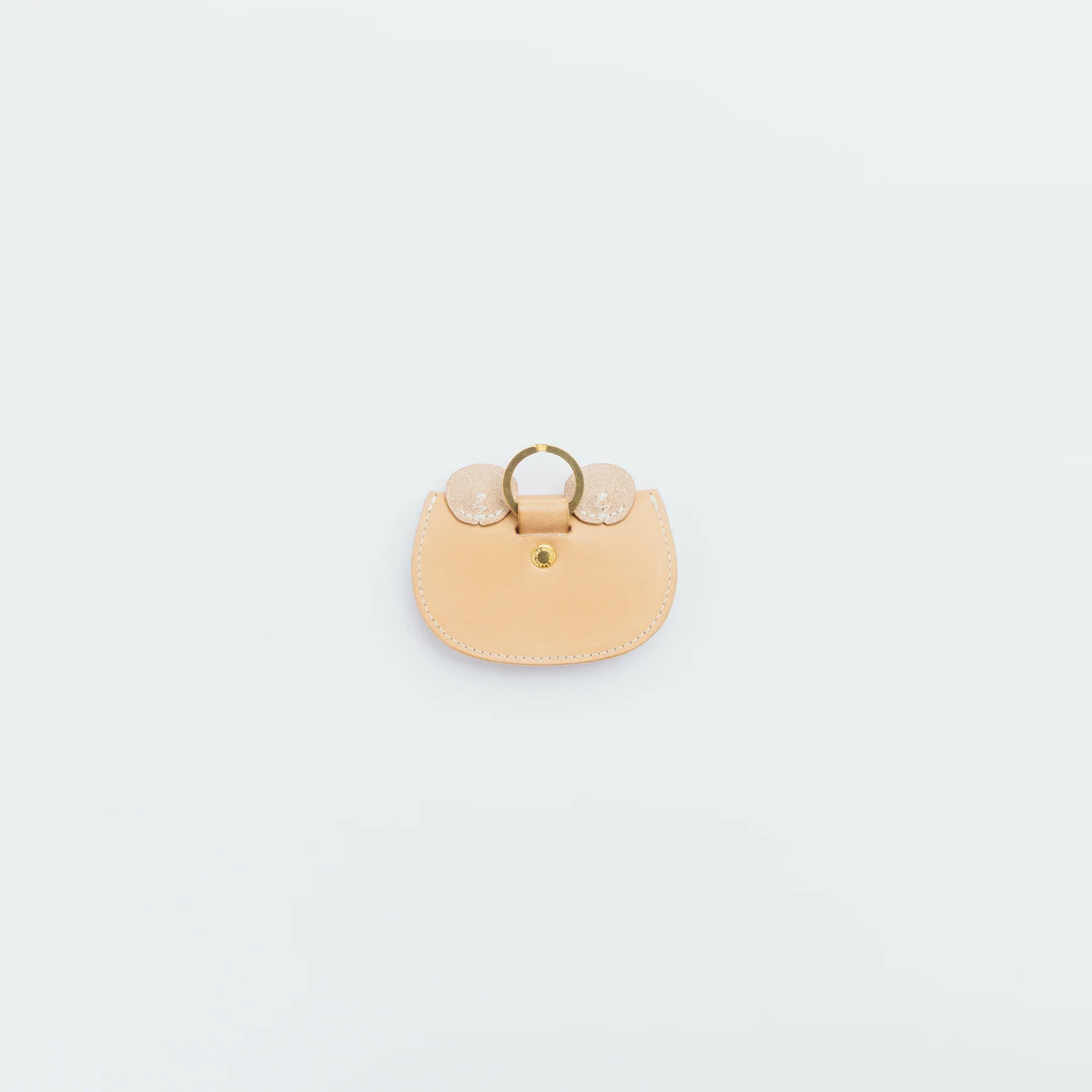 A coin purse with a bear motif.
It is small enough to carry in your pocket when you are out and about. Compact and sturdy, it can be used for many years and has a cute design that adds a nice accent to its appearance.
Size: W11×H6.5cm
Leather Products
We use natural leather. While we avoid pieces with damage that could cause tearing, natural marks, wrinkles, and other characteristics are part of the leather’s charm and may be present on the product. Even within the same type of leather, color, thickn