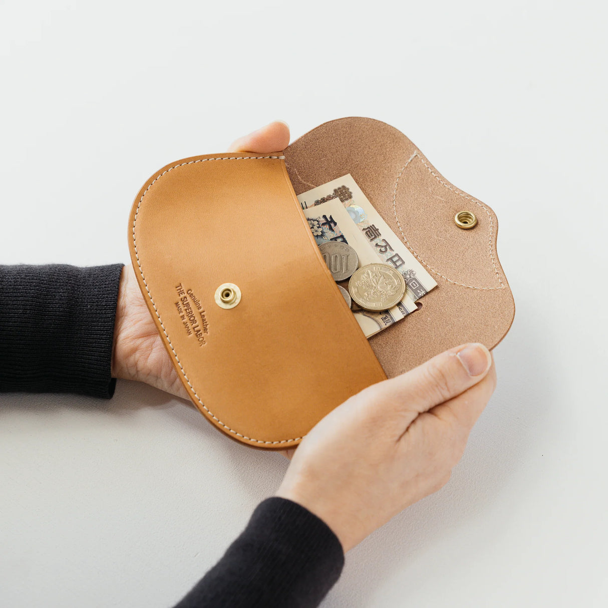 A wallet with a bear motif.
It is durable and can be used for many years, and the design is cute and makes a nice accent.
Size: W15.5×H10.5cm
About the Leather – Japanese Glove Leather
Made from durable and supple Japanese glove leather, known for its lightness and strength.
Originally used for baseball gloves, this leather is highly resistant to friction and becomes softer and more comfortable over time.
Its rich color comes from the deep-dyeing process, in which dye penetrates all the way to the core