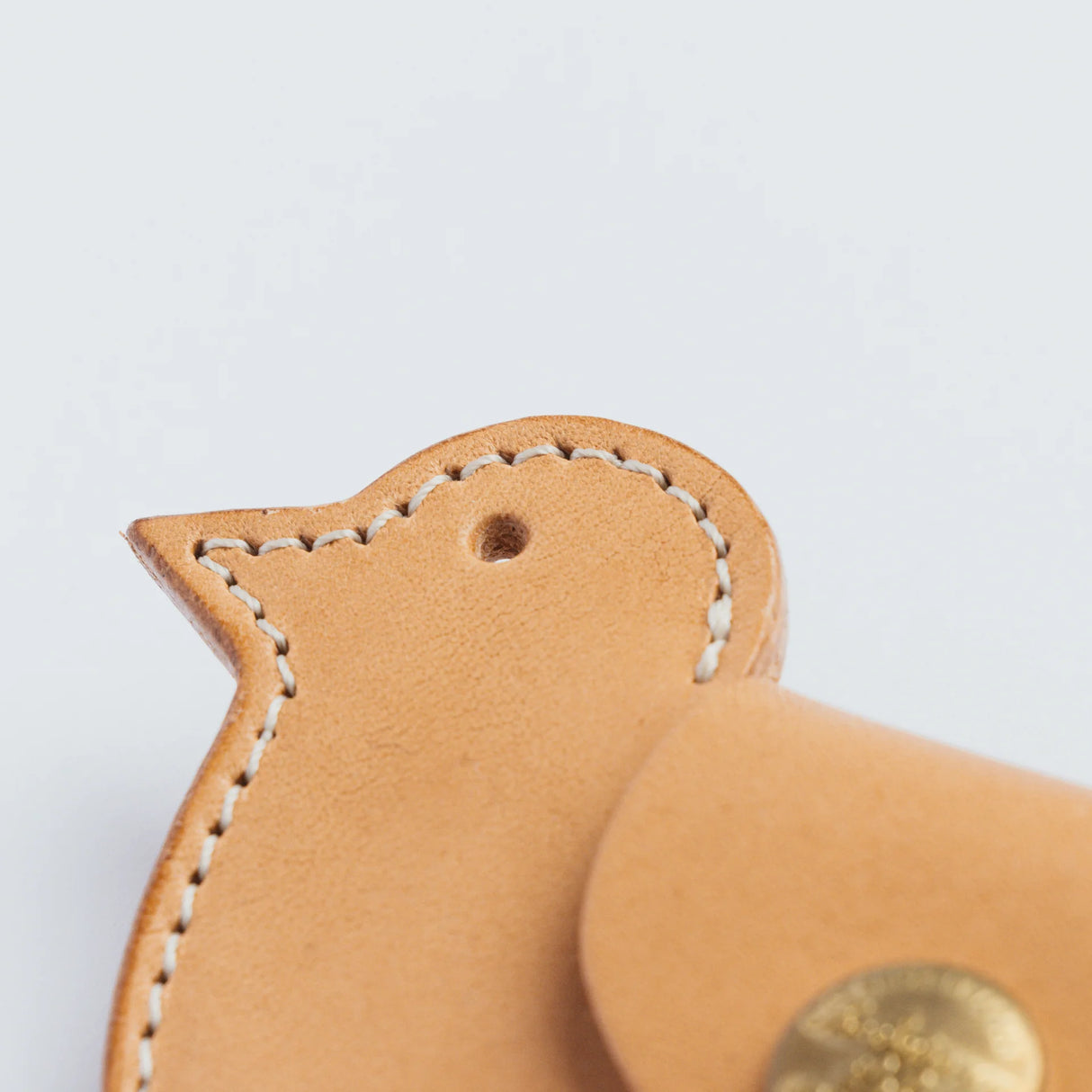 A coin purse with a bird motif.
It is small enough to carry in your pocket when you are out and about. Compact and sturdy, it can be used for many years and has a cute design that adds a nice accent to its appearance.
Size: W11×H6.5cm
Leather Products
We use natural leather. While we avoid pieces with damage that could cause tearing, natural marks, wrinkles, and other characteristics are part of the leather’s charm and may be present on the product. Even within the same type of leather, color, thickness,