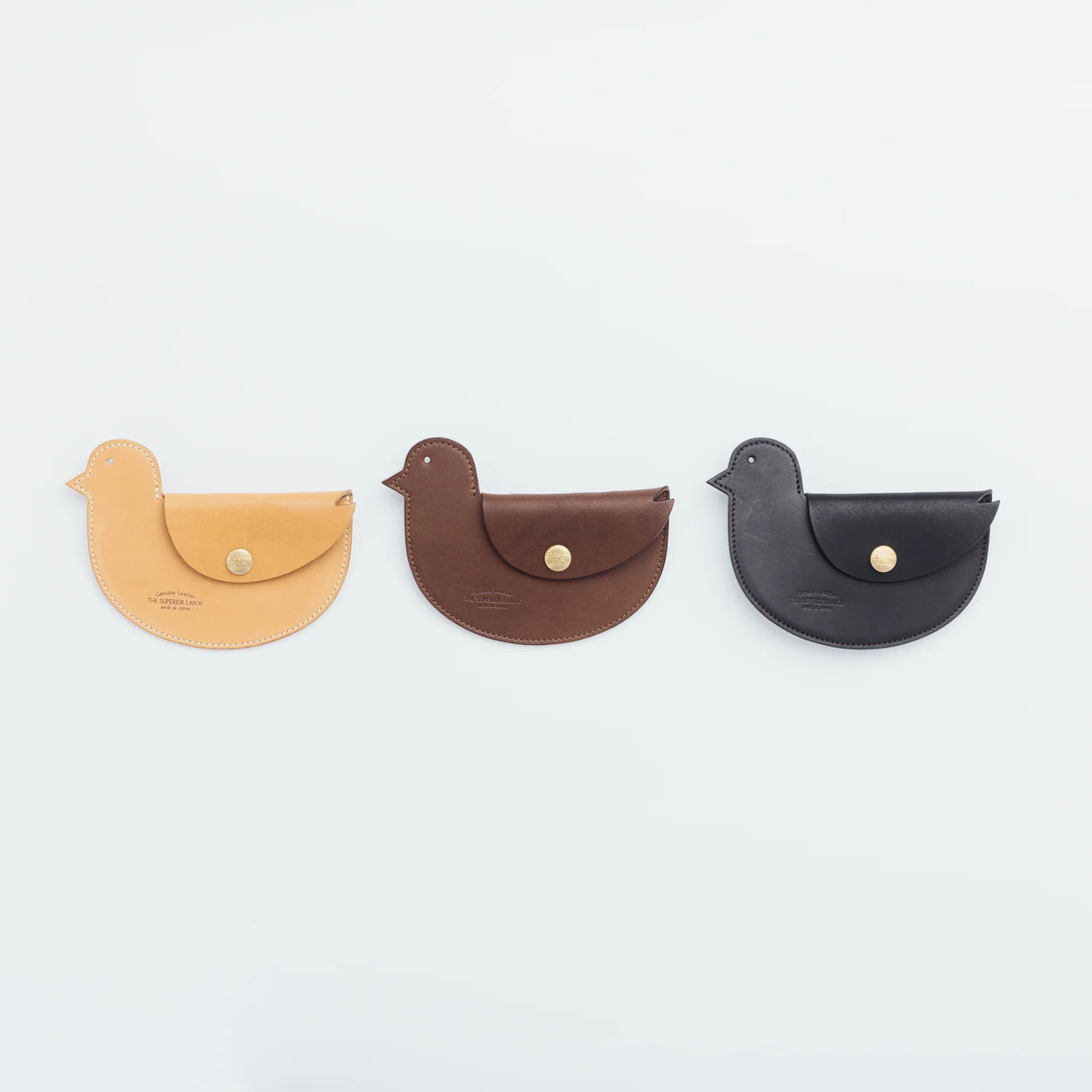 A wallet with a bird motif.
It is durable and can be used for many years, and the design is cute and makes a nice accent.
Size: W17×H12.5cm
Leather Products
We use natural leather. While we avoid pieces with damage that could cause tearing, natural marks, wrinkles, and other characteristics are part of the leather’s charm and may be present on the product. Even within the same type of leather, color, thickness, and texture may vary.
Please be careful to avoid stains or color transfer from water exposure.