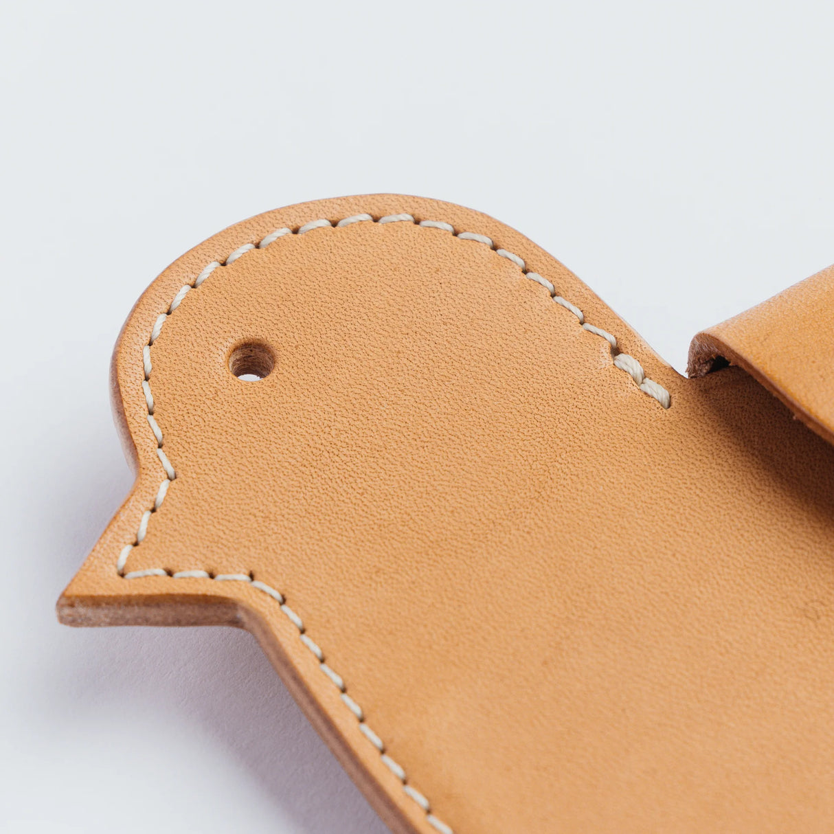 A wallet with a bird motif.
It is durable and can be used for many years, and the design is cute and makes a nice accent.
Size: W17×H12.5cm
Leather Products
We use natural leather. While we avoid pieces with damage that could cause tearing, natural marks, wrinkles, and other characteristics are part of the leather’s charm and may be present on the product. Even within the same type of leather, color, thickness, and texture may vary.
Please be careful to avoid stains or color transfer from water exposure.