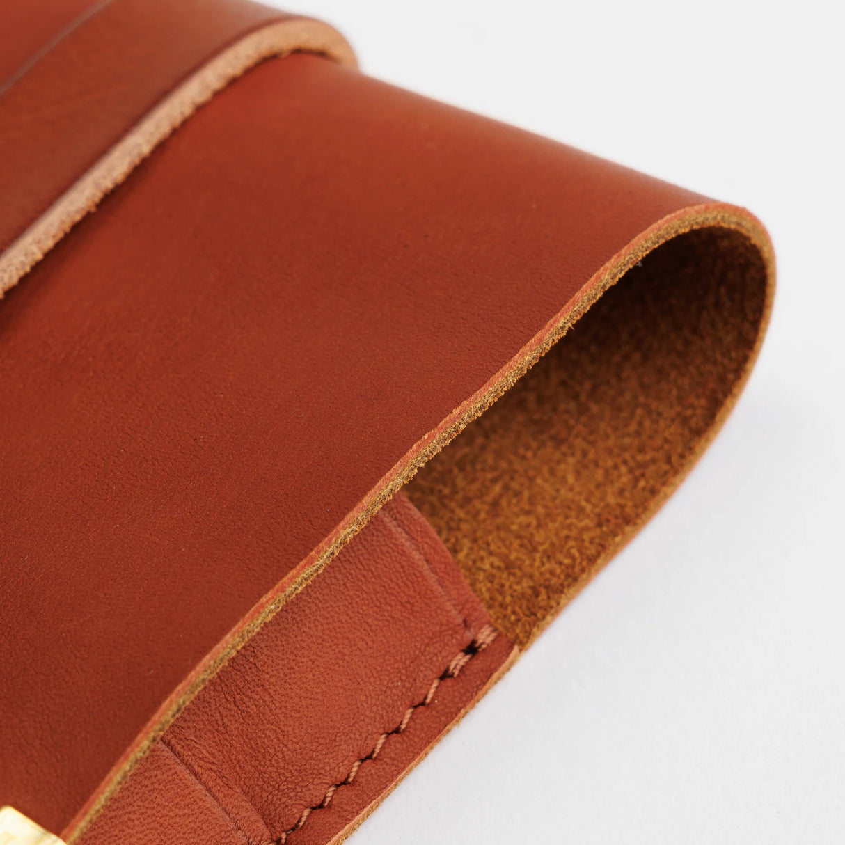 The SUPERIOR LABOR Glove Leather - Tool Holder
The discontinued tool holder is back with a redesigned construction.
The raw-cut edges are accented with a brass tag, and the interior logo is finished with gold foil. The result is a refined, elegant look that still feels light and airy. It’s perfect for carrying pens and other everyday tools.
Size: W10.5×H15.5×D2cm
About the Leather – Japanese Glove Leather
Made from durable and supple Japanese glove leather, known for its lightness and str