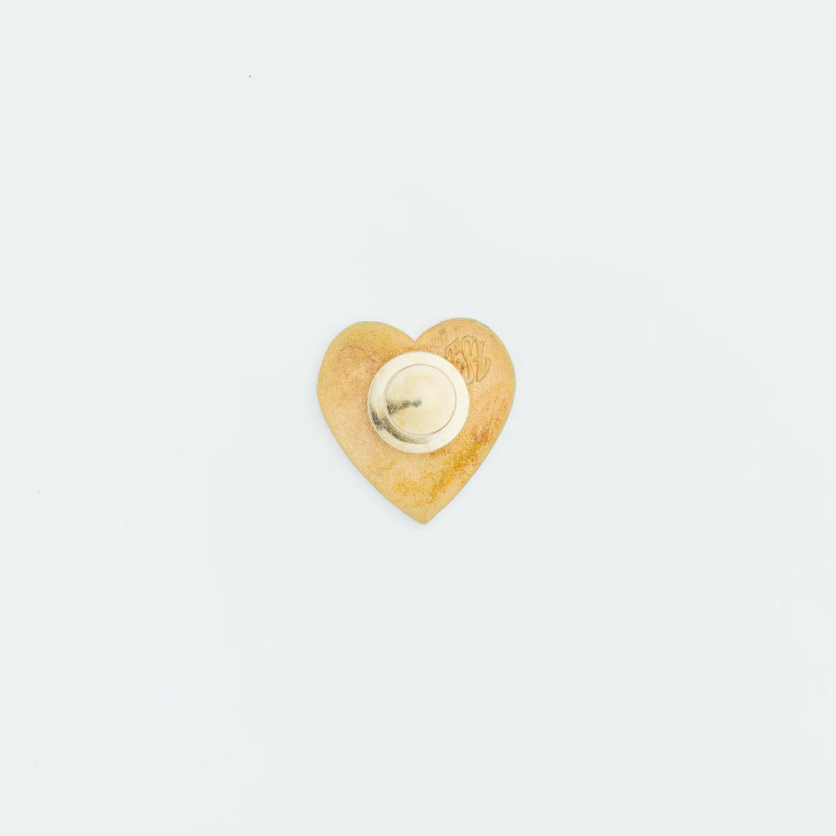 The popular "I love HANDMADE" design, well-known from our patches, is now available as a colorful pin!
It comes in 10 colors, matched to the paint colors of our engineer bags.
The metal parts are made from solid, unplated brass.
As you use it, the brass will develop a natural patina over time—enjoy the changing character that comes with age.
Color: The color you see on your screen may differ from the actual product.
Brass Products
Due to the nature of brass, some areas may appear slightly tarnished du