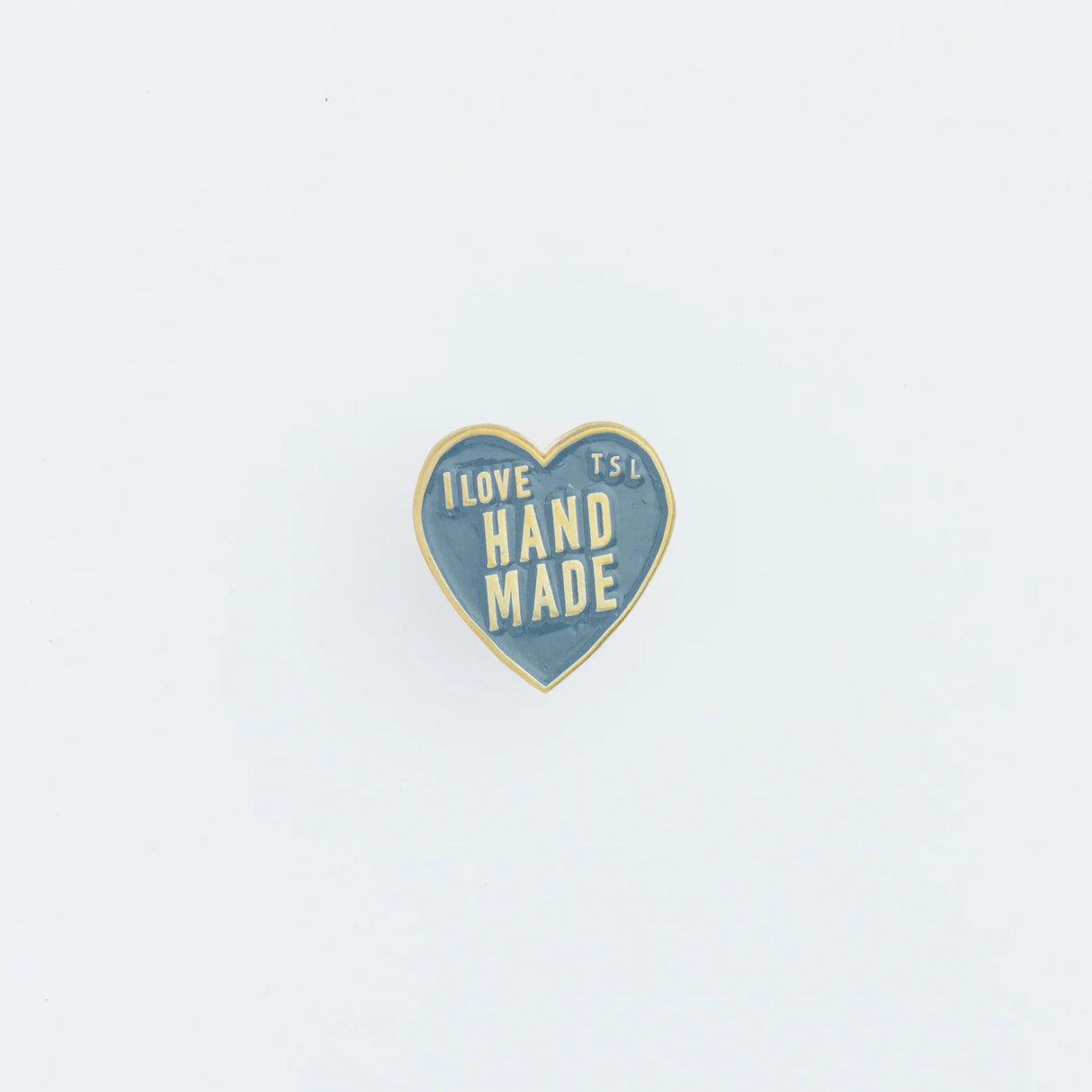The popular "I love HANDMADE" design, well-known from our patches, is now available as a colorful pin!
It comes in 10 colors, matched to the paint colors of our engineer bags.
The metal parts are made from solid, unplated brass.
As you use it, the brass will develop a natural patina over time—enjoy the changing character that comes with age.
Color: The color you see on your screen may differ from the actual product.
Brass Products
Due to the nature of brass, some areas may appear slightly tarnished du