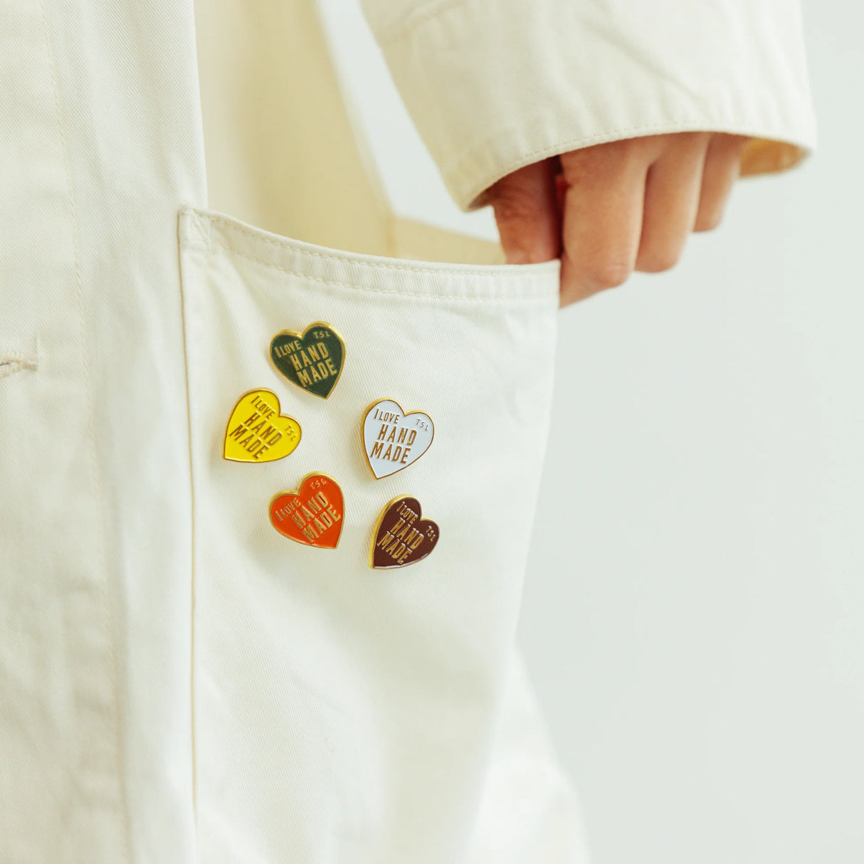 The popular "I love HANDMADE" design, well-known from our patches, is now available as a colorful pin!
It comes in 10 colors, matched to the paint colors of our engineer bags.
The metal parts are made from solid, unplated brass.
As you use it, the brass will develop a natural patina over time—enjoy the changing character that comes with age.
Color: The color you see on your screen may differ from the actual product.
Brass Products
Due to the nature of brass, some areas may appear slightly tarnished du