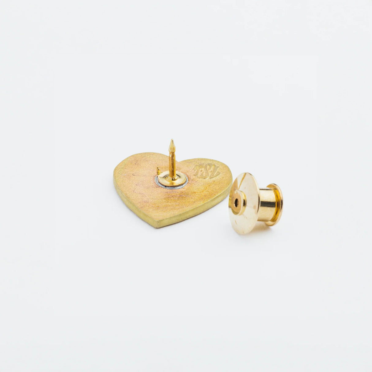The popular "I love HANDMADE" design, well-known from our patches, is now available as a colorful pin!
It comes in 10 colors, matched to the paint colors of our engineer bags.
The metal parts are made from solid, unplated brass.
As you use it, the brass will develop a natural patina over time—enjoy the changing character that comes with age.
Color: The color you see on your screen may differ from the actual product.
Brass Products
Due to the nature of brass, some areas may appear slightly tarnished du