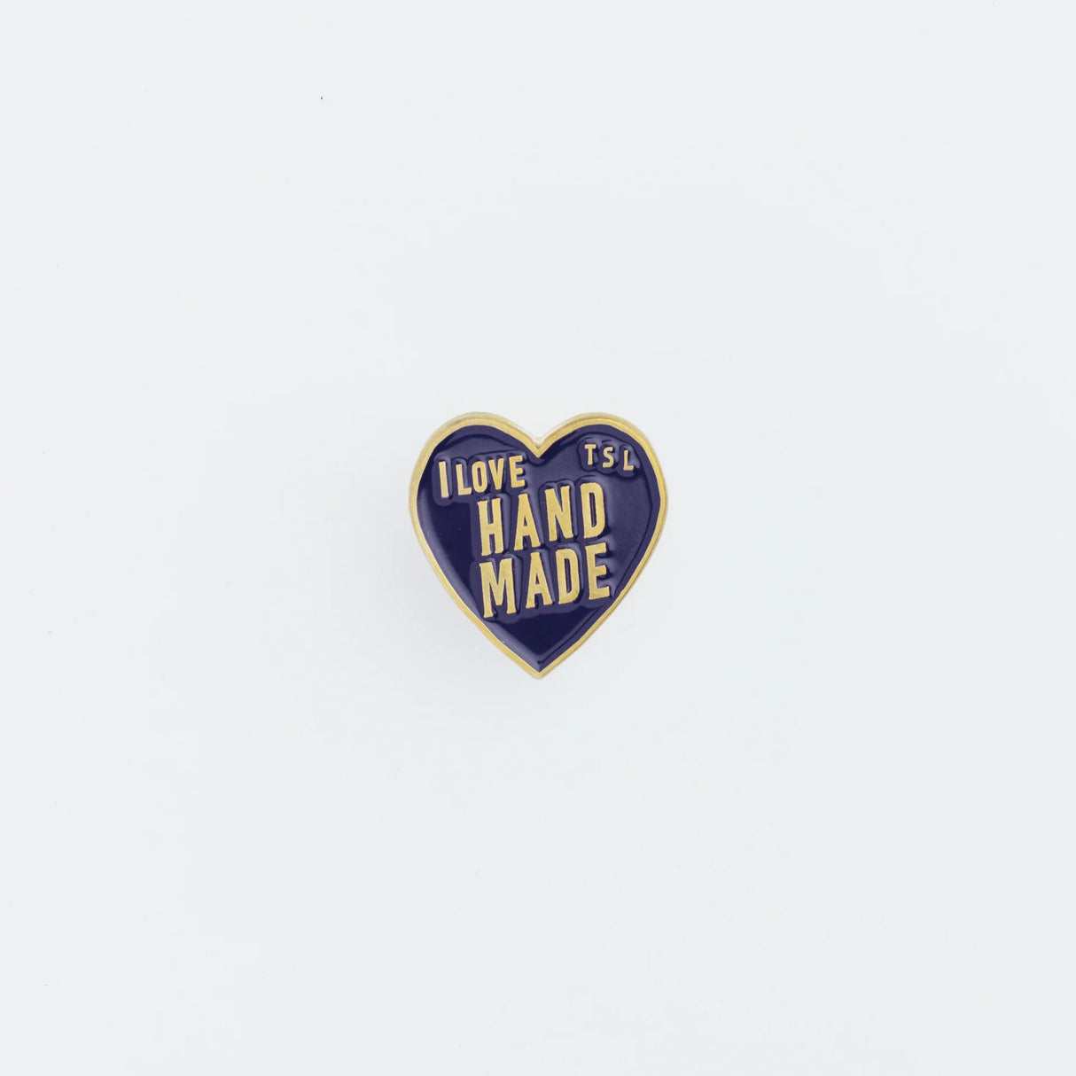 The popular "I love HANDMADE" design, well-known from our patches, is now available as a colorful pin!
It comes in 10 colors, matched to the paint colors of our engineer bags.
The metal parts are made from solid, unplated brass.
As you use it, the brass will develop a natural patina over time—enjoy the changing character that comes with age.
Color: The color you see on your screen may differ from the actual product.
Brass Products
Due to the nature of brass, some areas may appear slightly tarnished du
