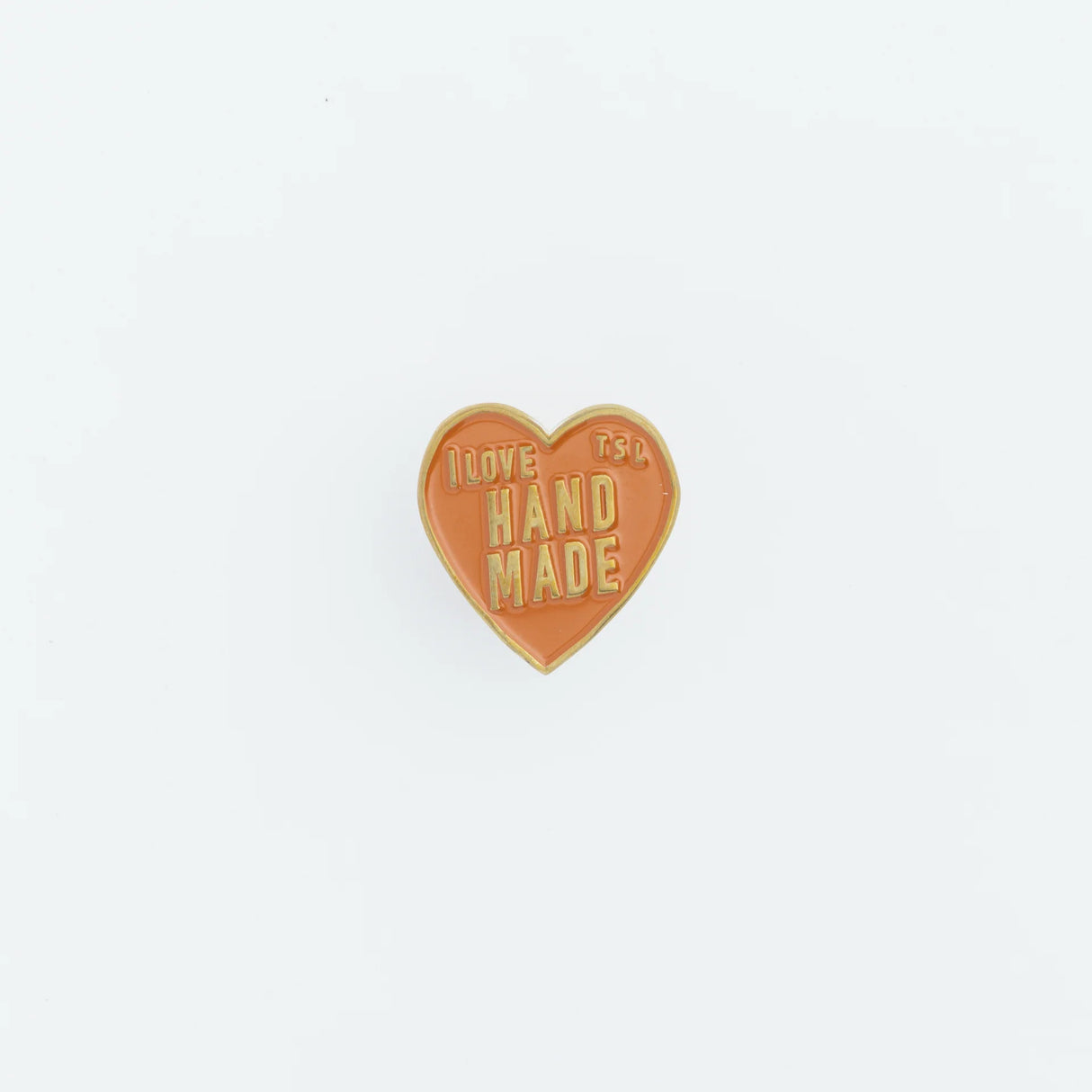 The popular "I love HANDMADE" design, well-known from our patches, is now available as a colorful pin!
It comes in 10 colors, matched to the paint colors of our engineer bags.
The metal parts are made from solid, unplated brass.
As you use it, the brass will develop a natural patina over time—enjoy the changing character that comes with age.
Color: The color you see on your screen may differ from the actual product.
Brass Products
Due to the nature of brass, some areas may appear slightly tarnished du