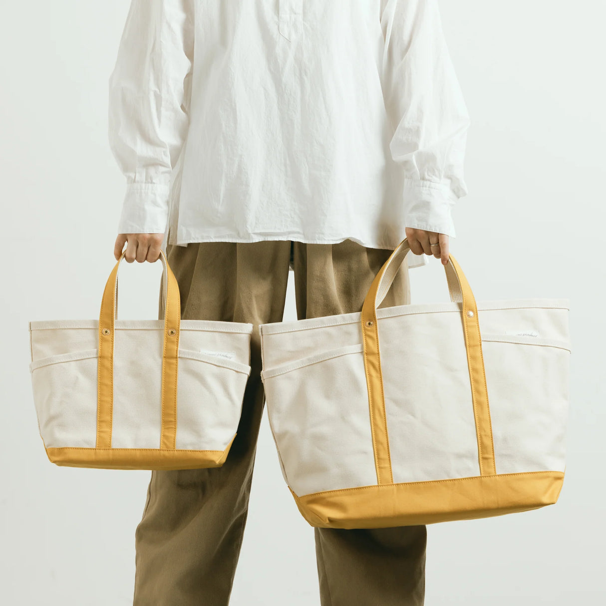 The SUPERIOR LABOR Mini Tote Bag
A simple, timeless canvas bag designed for everyday life.
Its compact size is just right for daily essentials, while the four outer pockets keep your glasses, keys, favorite pens, or notebook neatly organized.
They make it easy to stay tidy and add a touch of extra storage without changing the clean look of the bag.
Size: W37×H23.5×D12.5cm
Canvas Products
Painted areas may be affected by friction or water, which can cause color transfer. Please handle with care.