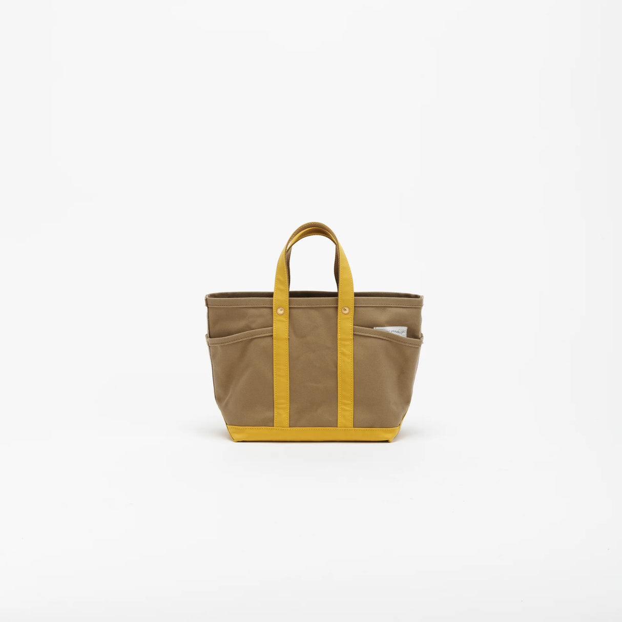 The SUPERIOR LABOR Mini Tote Bag
A simple, timeless canvas bag designed for everyday life.
Its compact size is just right for daily essentials, while the four outer pockets keep your glasses, keys, favorite pens, or notebook neatly organized.
They make it easy to stay tidy and add a touch of extra storage without changing the clean look of the bag.
Size: W37×H23.5×D12.5cm
Canvas Products
Painted areas may be affected by friction or water, which can cause color transfer. Please handle with care.