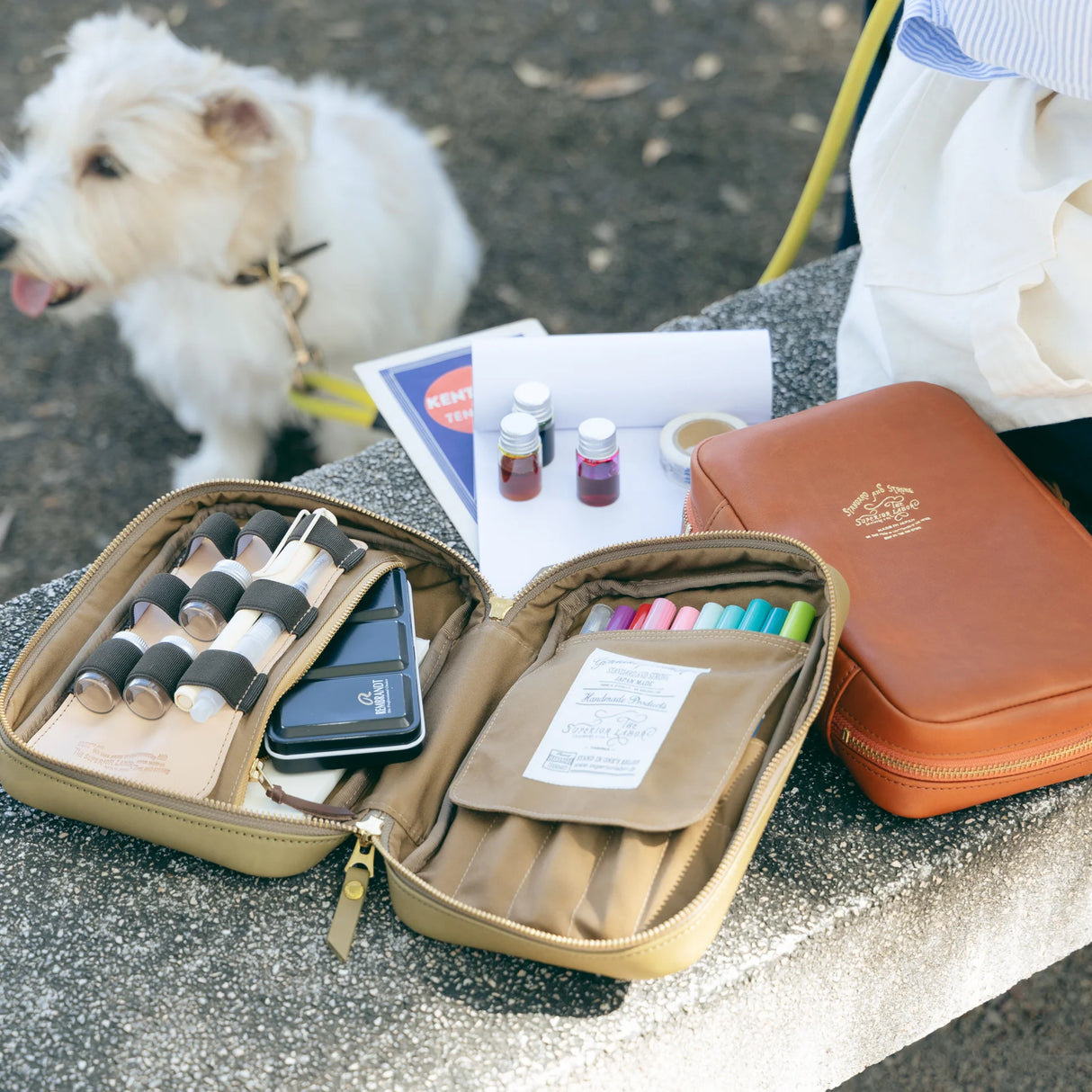 The SUPERIOR LABOR Painter's Leather Case
We created this leather case for those who love to draw —for artists who find joy in carrying their tools and capturing inspiration wherever it appears.
This case has two key features. The first is its ample storage capacity, designed to hold many long pens such as brush pens that are perfect for sketching and illustration. The second is a set of elastic bands made to fit small ink bottles, ideal for those who prefer using dip pens.(Compatible with glass