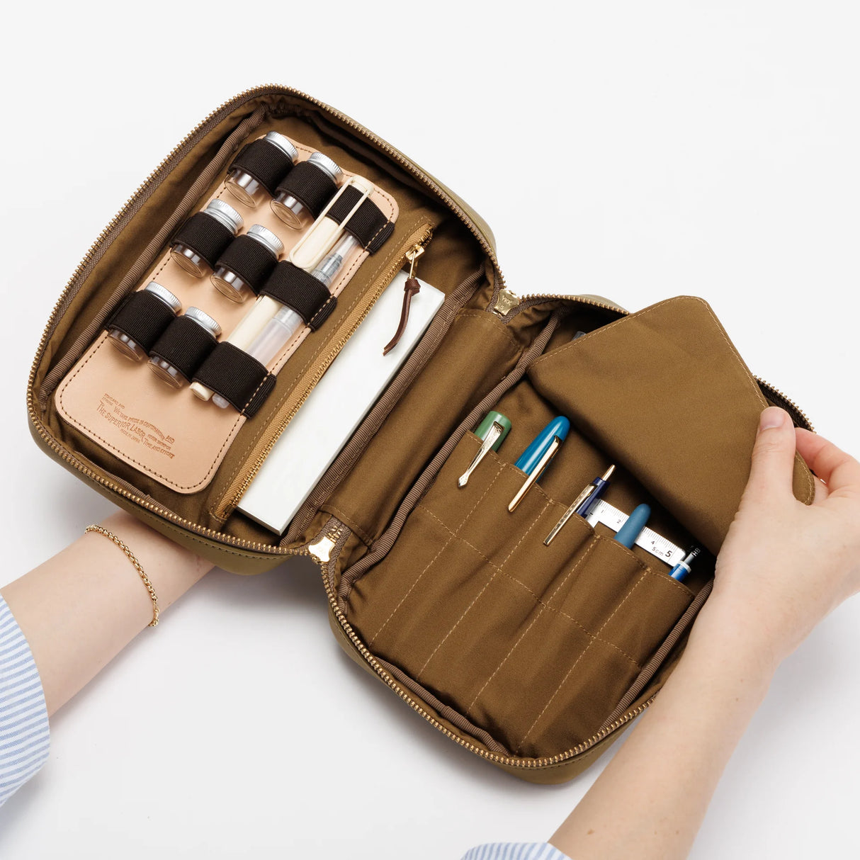 The SUPERIOR LABOR Painter's Leather Case
We created this leather case for those who love to draw —for artists who find joy in carrying their tools and capturing inspiration wherever it appears.
This case has two key features. The first is its ample storage capacity, designed to hold many long pens such as brush pens that are perfect for sketching and illustration. The second is a set of elastic bands made to fit small ink bottles, ideal for those who prefer using dip pens.(Compatible with glass