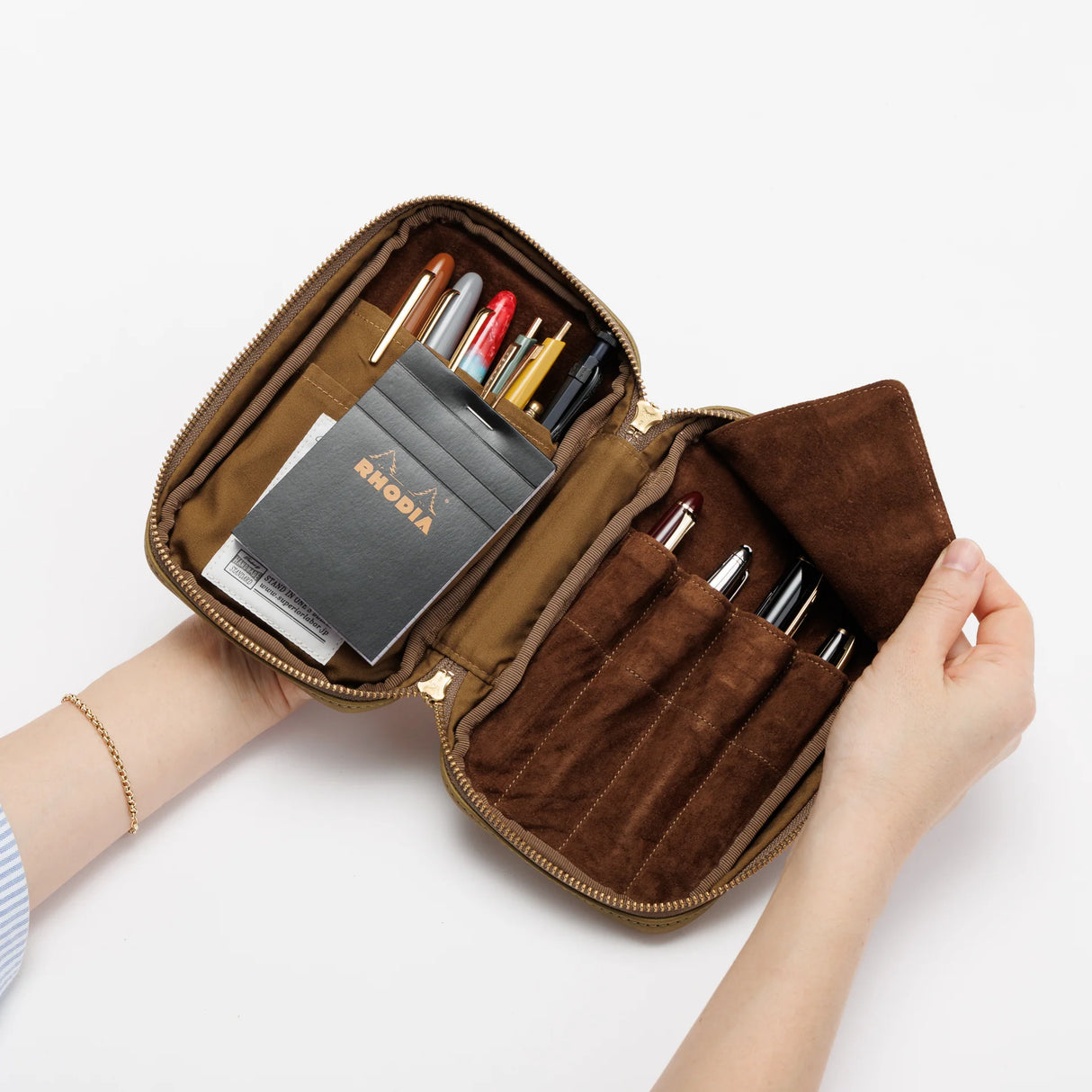 We crafted this leather case for those who love to write —for people who value the quiet moments spent with pen and paper.
Open it up, and on the right side, every surface that touches your precious pens is lined with soft suede, gently protecting them from scratches. On the left, two rows of pockets hold your memo pads, casual pens, or other writing companions, keeping everything neatly in place and ready whenever inspiration strikes.
Size: W13×H20×D4.5cm
About the Leather – Japanese Glove Leather