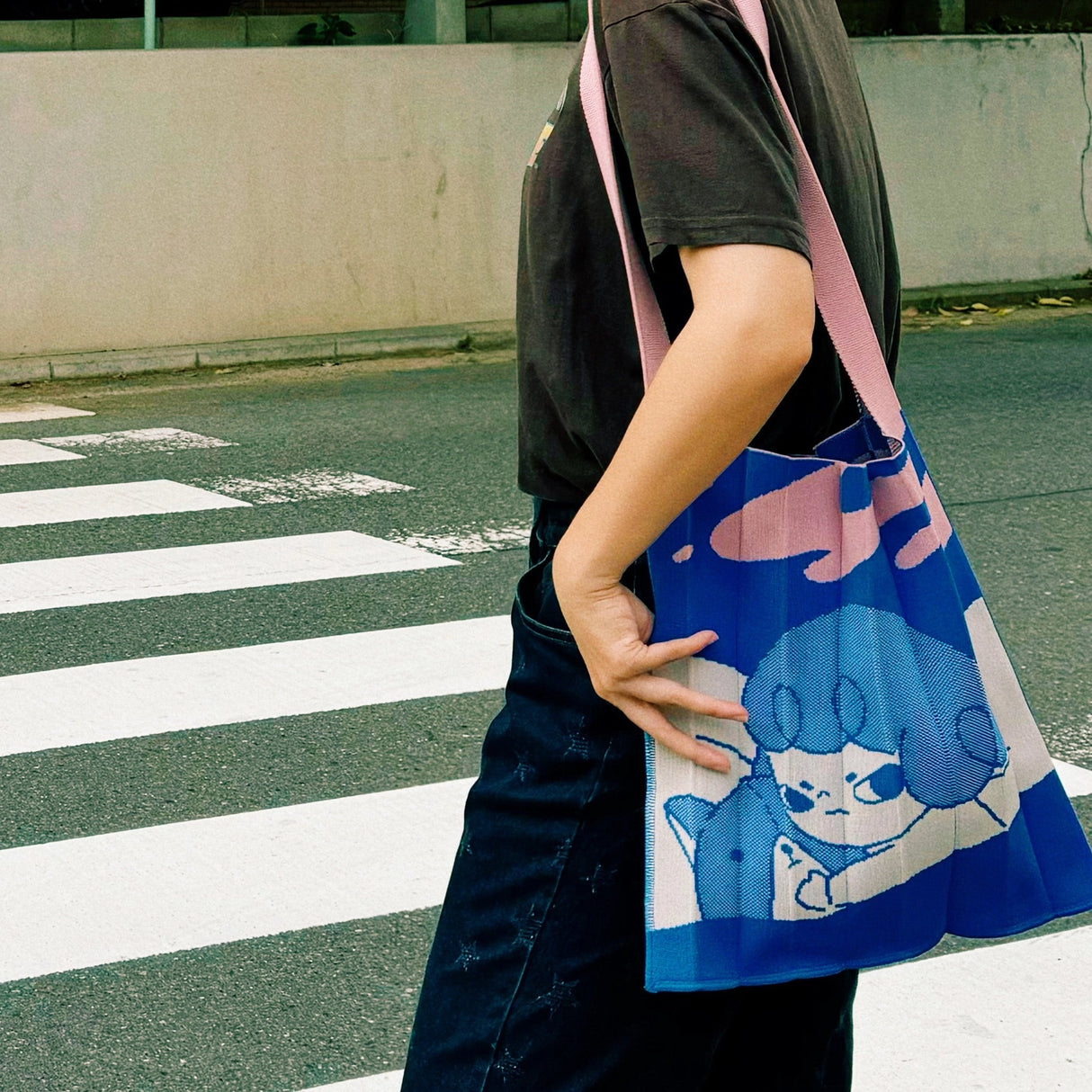 Thinking of You, Roni Bag (KNT365 X Lovesoup)
This bag is not only made from recycled materials, but also a great statement piece to your outfit!
Recycled polyester (one tote bag is made from approximately 2 recycled plastic bottles)
A perfect day bag size at 30 x 34cm, 94g
Easily clean the bag by tossing it into the washing machine (laundry net recommended)
Wrinkle free, so feel free to fold away when you don't need it!
Made locally in Japan