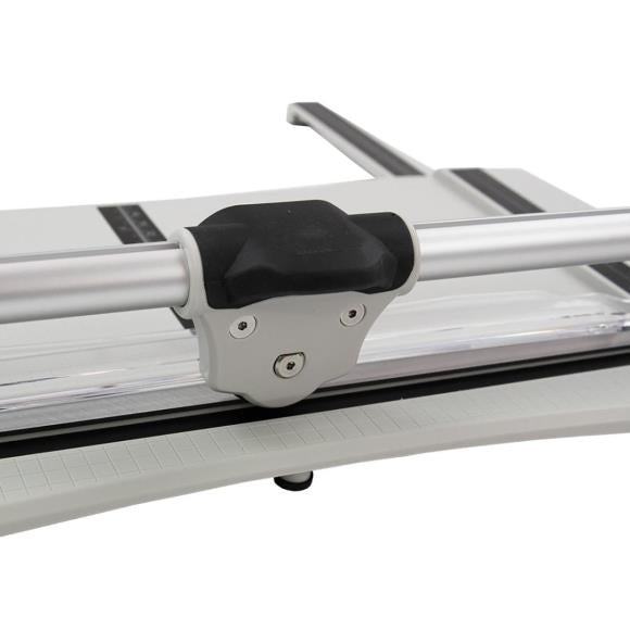 Featuring a geared rotary cutting blade, this trimmer effortlessly cuts through a range of crafting mediums. The trimmer offers both imperial and metric rulers, as well as a handy 0.25 inch gridded base with popular paper sizes for ease of use. With a compact base that has a cutting length of 12.5 inch/31.5cm and extendable arms that can expand it to 12 inch/30.5cm, this trimmer is both versatile and practical.