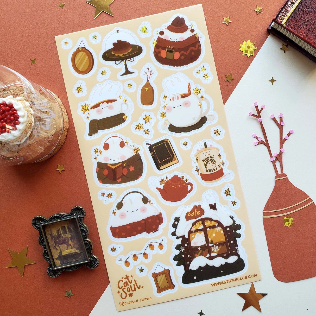 🐰🧣 Resting in their seats all cute and cozy, you'll find these fluffy winter bunbuns by @catsoul_draws in their comfy outfits, savoring their fave drinks. Now you can add a special touch of wintertime charm to your pages with these lounging toasty bunnies that are a whole mood.
Art by: @catsoul_draws
Top Coating: Gold foil
Adhesive Layer: PVC (plastic)
Backing Layer: Paper
6.69" x 3.54".
1 sheet included