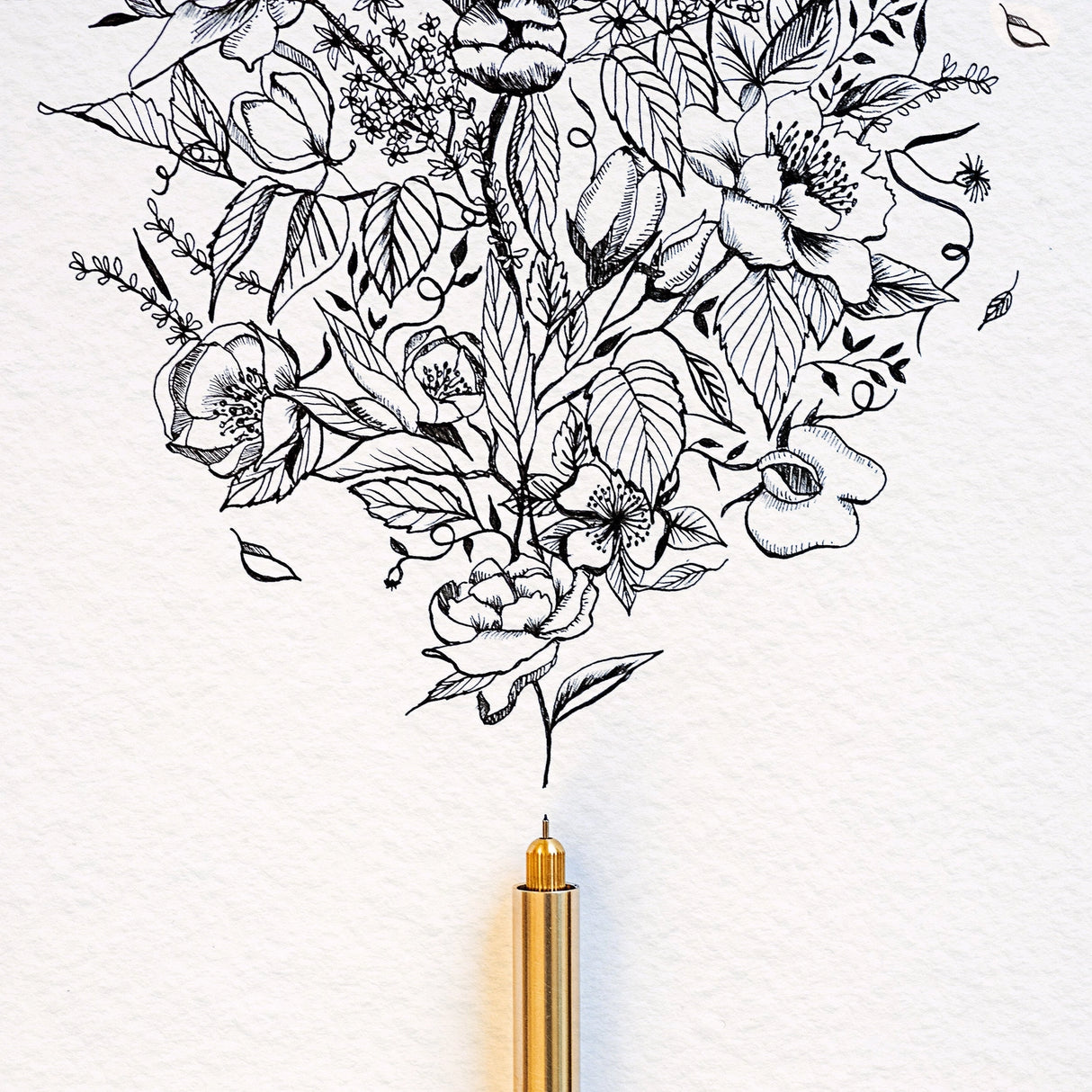 Introducing the Lumos Brass: Special Edition, where exceptional British craftsmanship meets iconic design. Infinitely refillable fineliner, writing, and brush pen, including 11 interchangeable tips. Tom designed the Lumos as an answer to disposable pens. One of the biggest culprits is the humble biro, of which the unfathomable number of 100 Billion now reside in landfill!