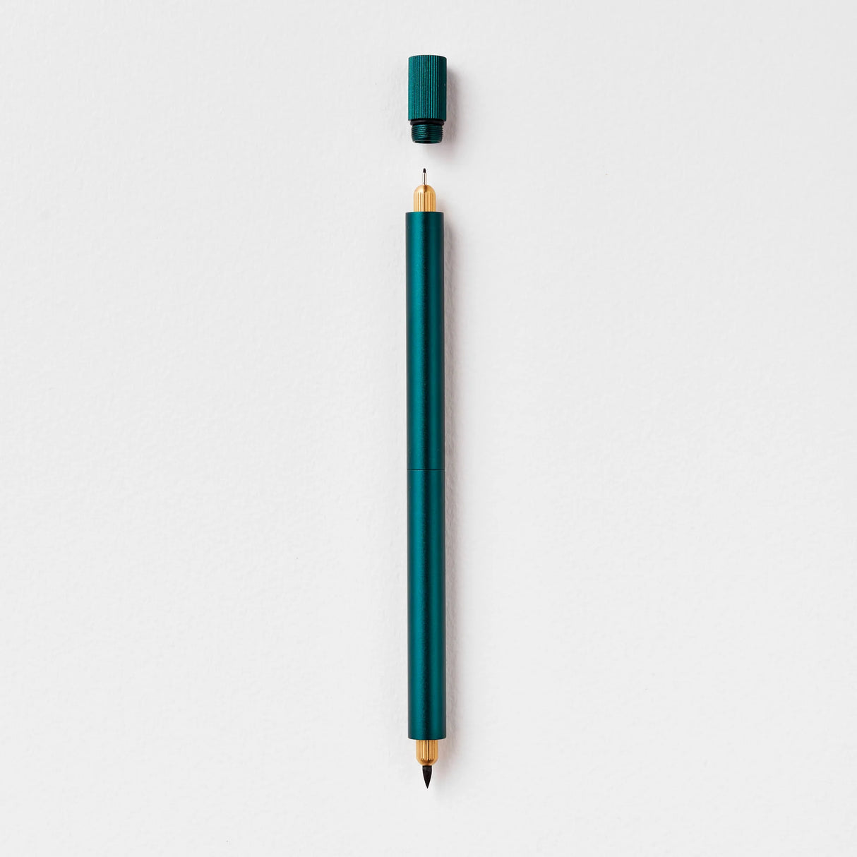 Tom's Studio - Lumos Pro Duo Refillable Pen - Ivy
A beautiful and infinitely refillable fineliner, writing, and brush pen, including 9 professional artist's tips and 2 writing tips.