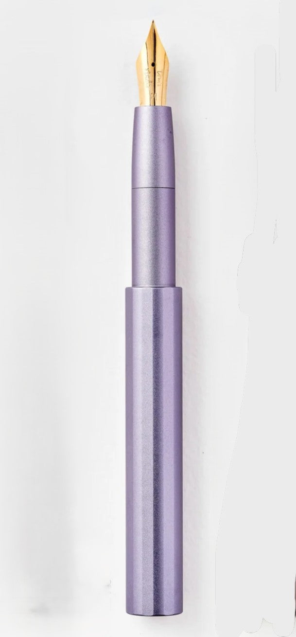 Tom's Studio - The Studio Pocket Fountain Pen 2.0 - Wisteria
Finally, a fountain pen that’s as interesting as you are.
Gone are the days of fountain pens that feel like they’ve been mass produced in some Dickensian, utilitarian workshop. The Studio Pocket Fountain Pen 2.0 is hand-assembled right here in our studio, with 36 possible colour combinations.
Despite its diminutive 90mm size when capped, it extends to a comfortable 130mm when posted.