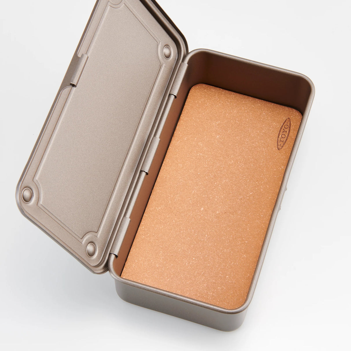 This is a Insole sheet specifically for toolboxes, made from bonded leather by the renowned German company Salamander.
Bonded leather is an environmentally friendly material made by processing leather scraps into fibers, which are then mixed with resin and reprocessed into sheets. It retains the natural texture, durability, and moisture absorption of genuine leather, while also allowing you to enjoy the color changes and patina that develop over time. Due to the characteristics of bonded leather, there may