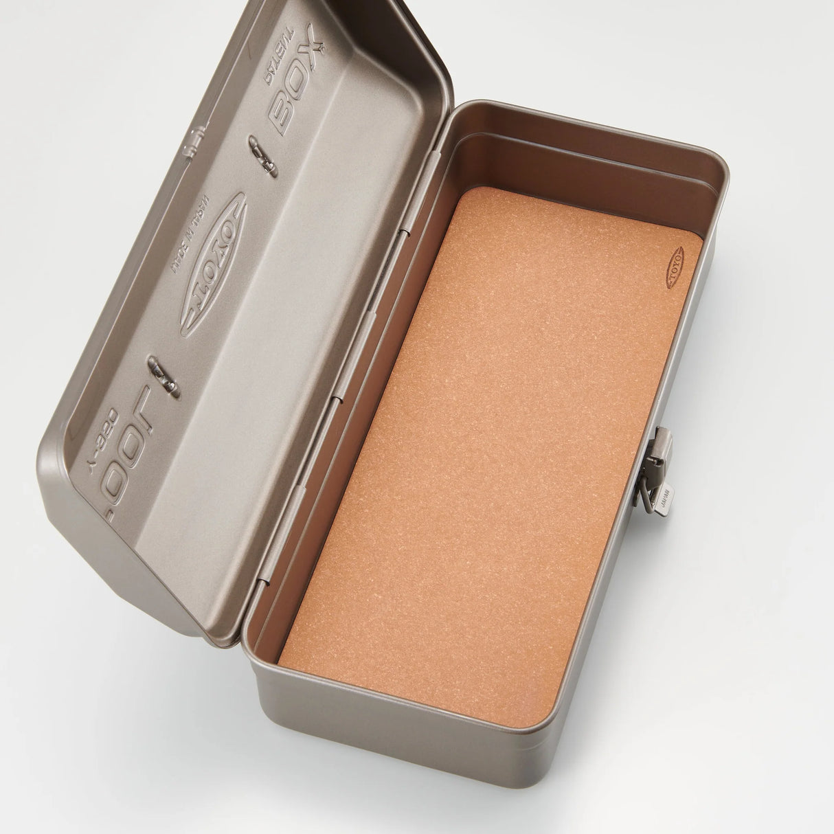 This is a Insole sheet specifically for toolboxes, made from bonded leather by the renowned German company Salamander.
Bonded leather is an environmentally friendly material made by processing leather scraps into fibers, which are then mixed with resin and reprocessed into sheets. It retains the natural texture, durability, and moisture absorption of genuine leather, while also allowing you to enjoy the color changes and patina that develop over time. Due to the characteristics of bonded leather, there may
