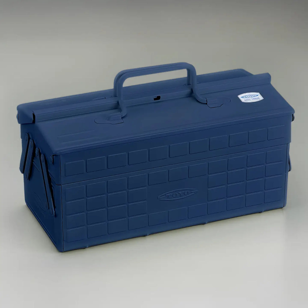 Toyo Steel Cantilever Toolbox ST-350 Indigo
Steel toolbox with cantilever lid, one upper storage tray with adjustable and removable dividers and hole for a padlock. Use for art supplies, make-up, medical supplies, snacks or tea - the possibilities are endless.
Steel
L:13.8" W:6.9" H:8.7"
Made in Japan