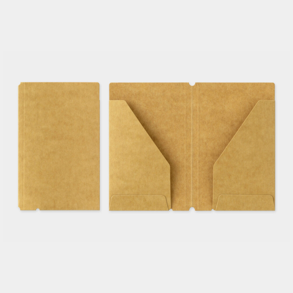 To commemorate this 20th anniversary, we’ve created a new size of TRAVELER’S notebook.
It is TRAVELER’S notebook Card Size. This TRAVELER’S notebook is always with you, even in your daily life. Whether it’s a sudden idea, information you learned or overheard, or something important you don’t want to forget— whenever and wherever you feel like writing, you can quickly grab the notebook and jot it down.
This set includes TRAVELER’S notebook Card Size, Refill Notebooks, Cotton Zipper Case, Kraft Paper Folder