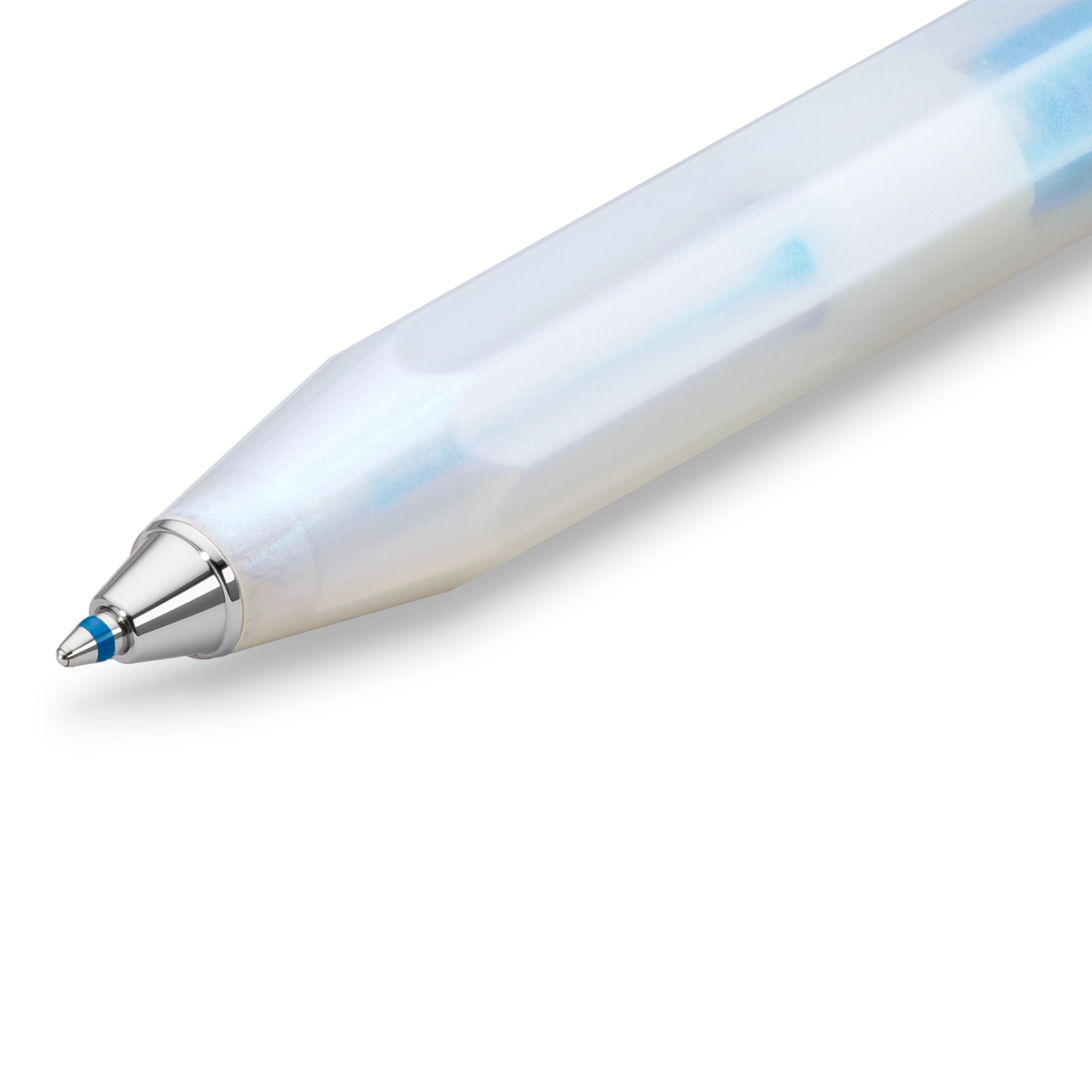 Mysterious as the moon
Houston, we have a new series: the new LUNAR SPORT takes its first steps into the Kaweco standard range. Now the series sparkles again in two more magical nuances: While our Shadow Blue is reminiscent of mysterious galaxy nebulae in the space depths, the Light Blue shines with its more subtle and gentle properties, like forget-me-nots in full bloom.
Both are imbued with an intriguing, iridescent color change that makes the blue and purple hues dance on the surface of the pencil, dep