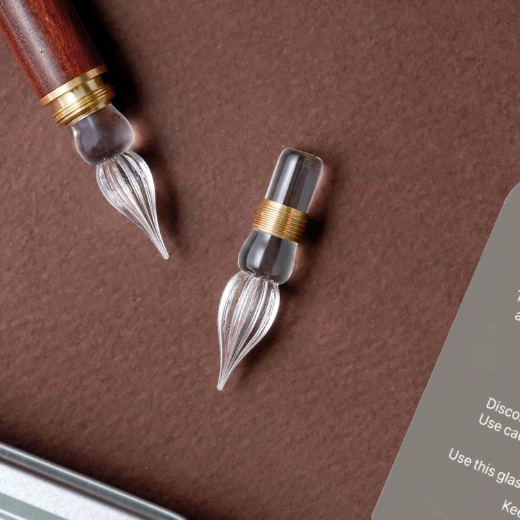 A refill set designed to extend your glass pen's life. This set includes 3 replacement nibs in a metal tin with foam cushion for safe keeping.
The nibs use a screw type mechanism for easy replacement and cleaning.
Compatible with Wearingeul Modular Glass Pen
