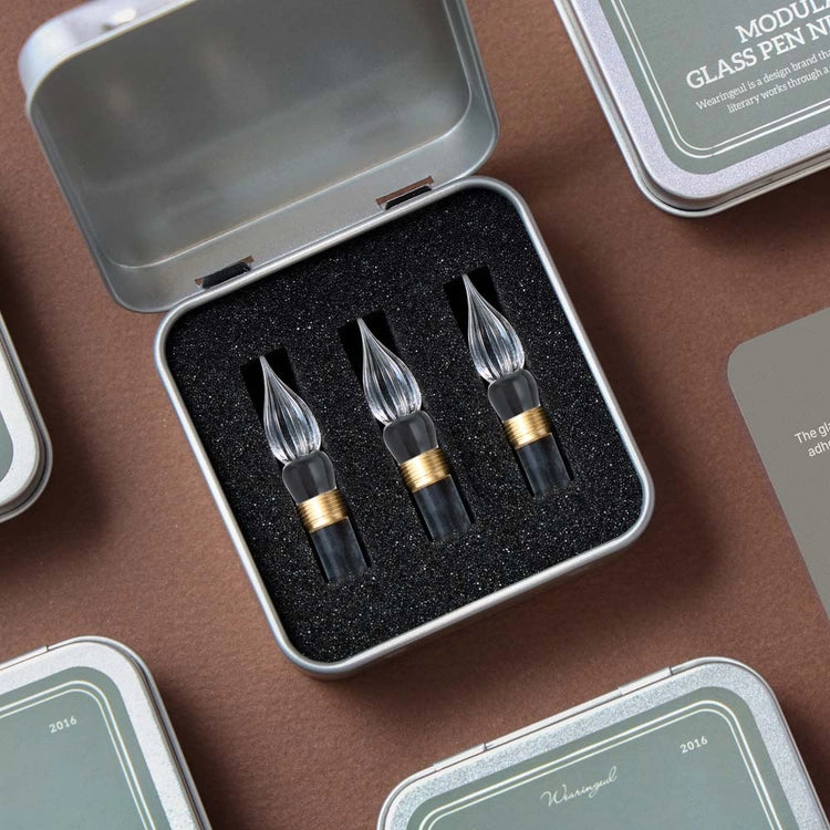 A refill set designed to extend your glass pen's life. This set includes 3 replacement nibs in a metal tin with foam cushion for safe keeping.
The nibs use a screw type mechanism for easy replacement and cleaning.
Compatible with Wearingeul Modular Glass Pen