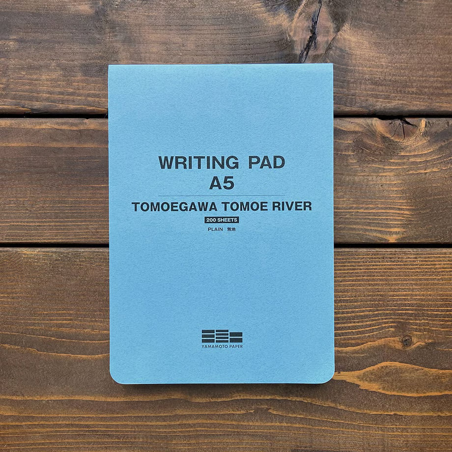 The Tomoe River notebook is a thin and light notebook paper. It has excellent writing properties for fountain pens, ballpoint pens, pencils, etc., and the soft paper makes it easy to open the notebook. It attracted attention from Japan and abroad because it was adopted in the "Almost Daily Notebook". In 2019, Tomoegawa Paper Mill stopped paper machine No. 7 at the Shizuoka Plant, which had been producing paper for Tomoe River. Since then, we have switched to No. 9 paper machine.
Size: 148×210mm
Number of s