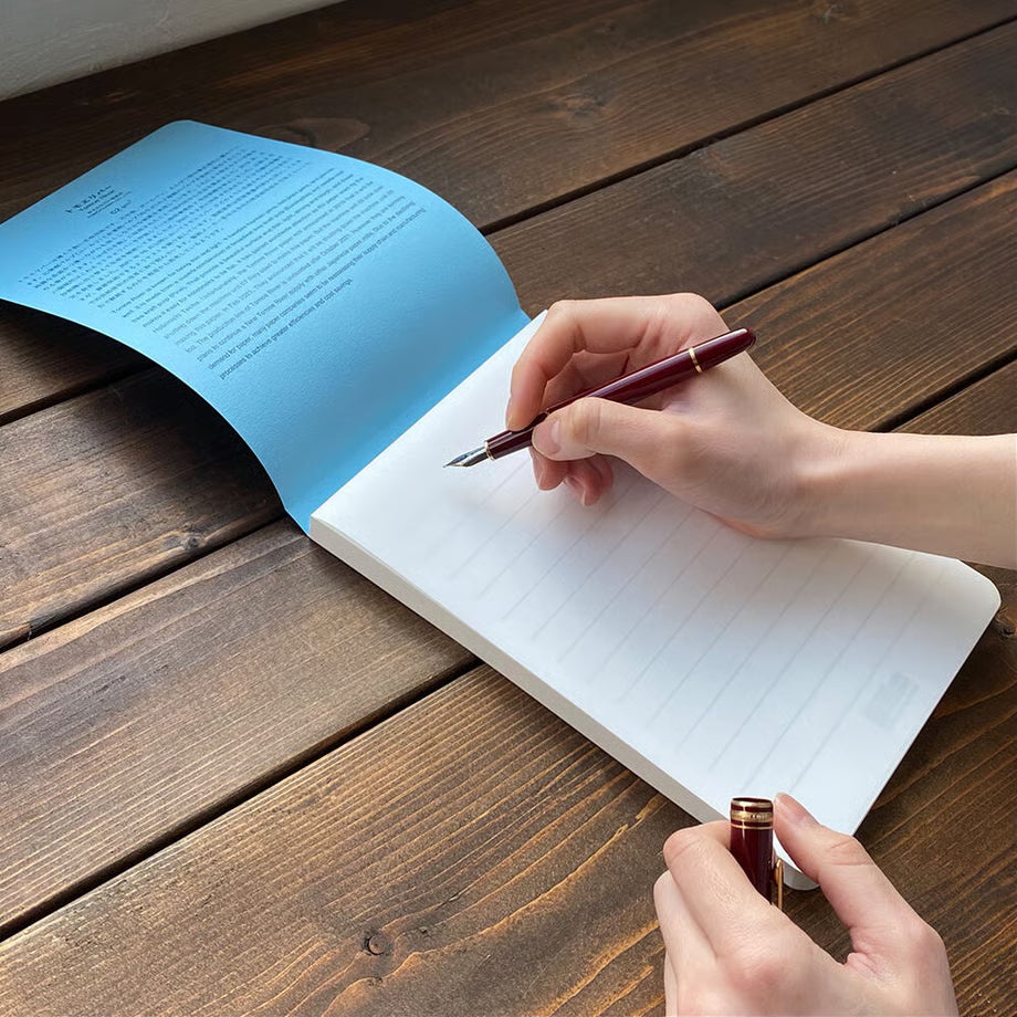 The Tomoe River notebook is a thin and light notebook paper. It has excellent writing properties for fountain pens, ballpoint pens, pencils, etc., and the soft paper makes it easy to open the notebook. It attracted attention from Japan and abroad because it was adopted in the "Almost Daily Notebook". In 2019, Tomoegawa Paper Mill stopped paper machine No. 7 at the Shizuoka Plant, which had been producing paper for Tomoe River. Since then, we have switched to No. 9 paper machine.
Size: 148×210mm
Number of s