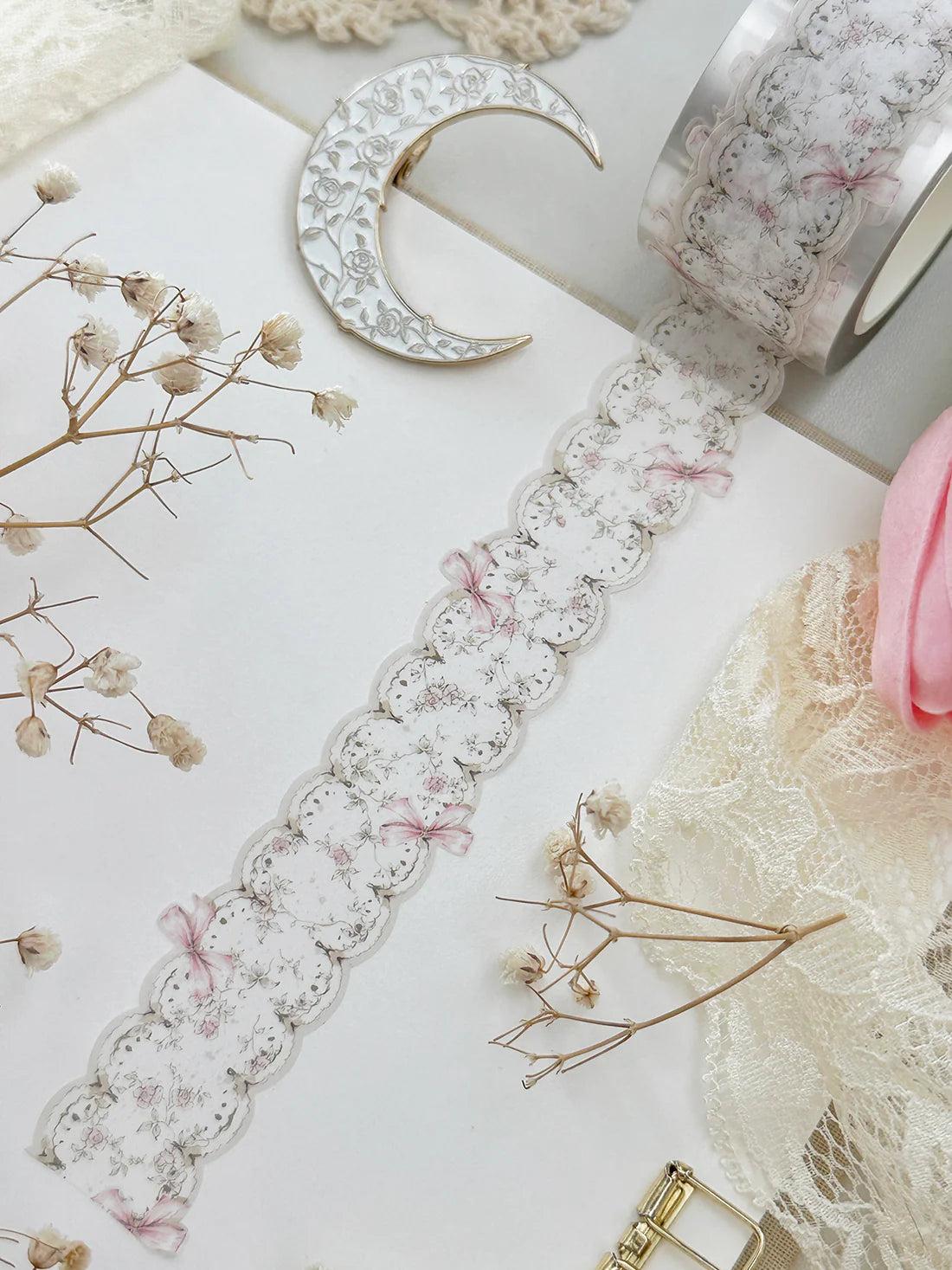 ♡ bows & lace die cut washi tape
♡ 27mm wide - die cut washi is very delicate, careful when unraveling!
♡ all washi is 10m long