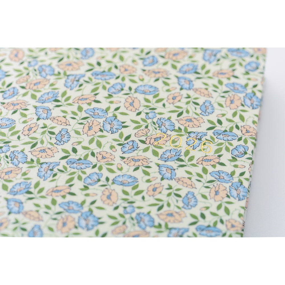 Sasha Kiora is a small floral pattern reminiscent of the pastoral illustrations by Kate Greenaway, a representative picture book artist of the latter half of 19th century Britain. With pink and light blue anemones drifting through the breeze, and small buds and leaves peeking through, this elegant design is reminiscent of a windy meadow.