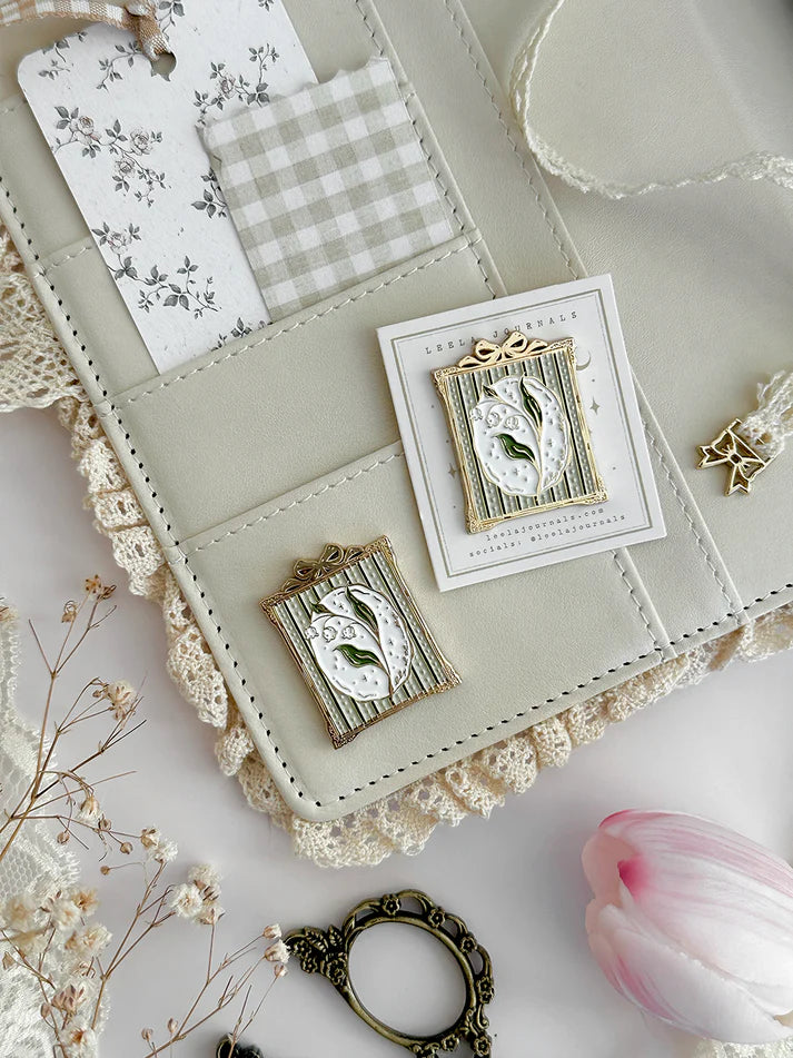 lily of the valley journal charm magnet - cute & cozy - magnet is versatile! can be used for your notebook covers, fridge, ikea carts, or anything that attracts magnets! made with high quality, polished gold plated, soft enamel.
♡ polished gold plated
♡ size h: 30mm