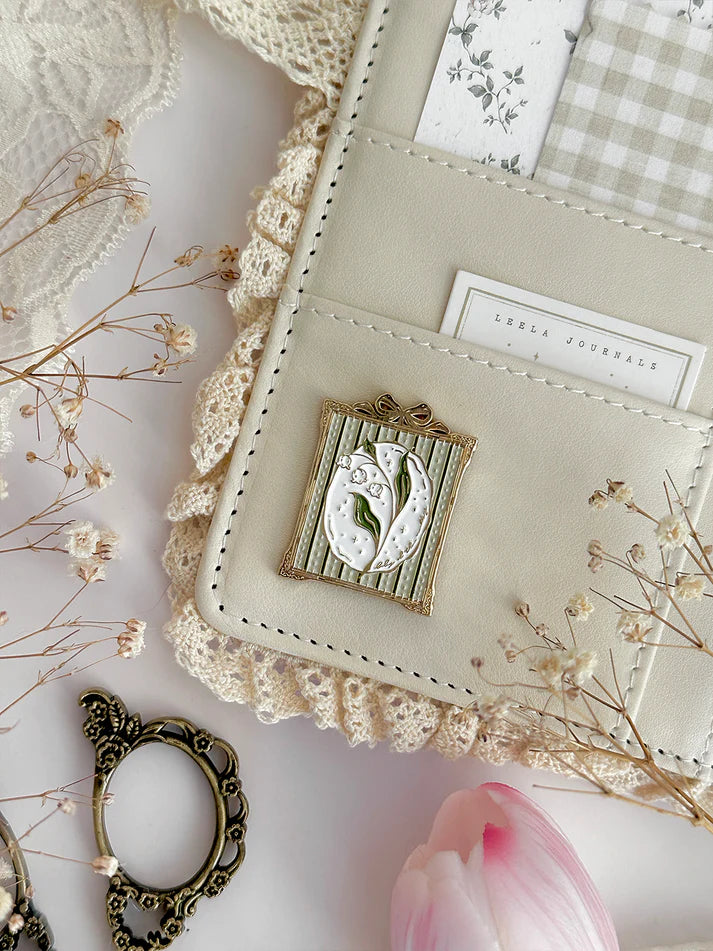 lily of the valley journal charm magnet - cute & cozy - magnet is versatile! can be used for your notebook covers, fridge, ikea carts, or anything that attracts magnets! made with high quality, polished gold plated, soft enamel.
♡ polished gold plated
♡ size h: 30mm