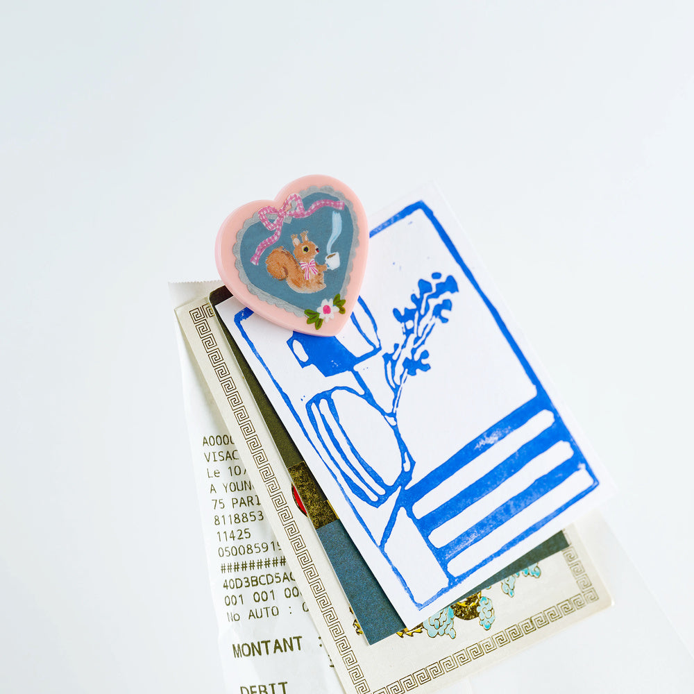 Hobonichi 2027 - Yumi Kitagishi: Clips (Set of 3)
This clip can be fastened to the edge of your techo to act as a bookmark or used to hold a stack of papers together. This features illustrations of three types of animals drawn by Yumi Kitagishi. This set of three clips features the familiar White Cat, along with a squirrel and a white dog. Made of acrylic resin, they have a strong presence and will brightly decorate your techo.
