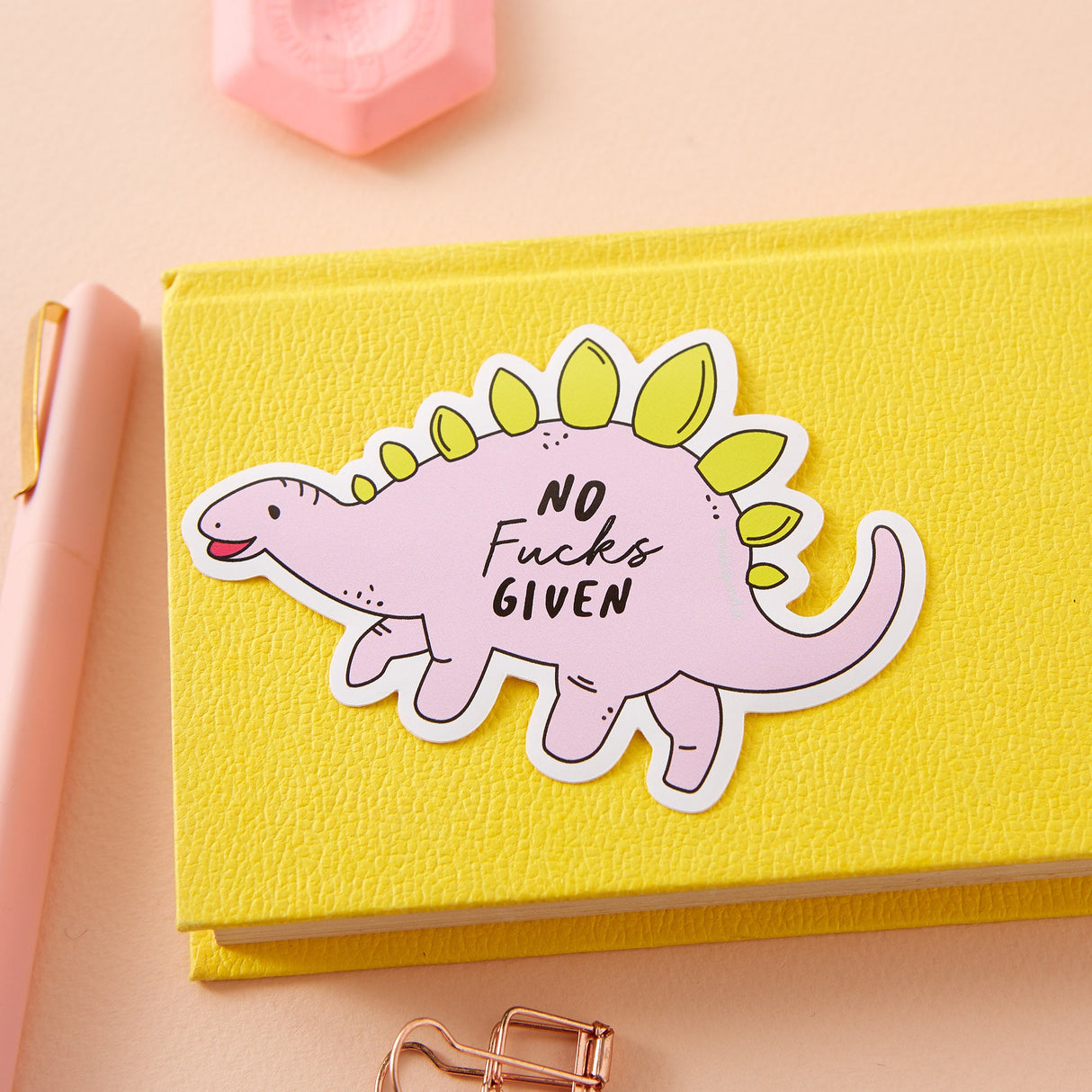 Pegatina de vinilo con el texto "No Fucks Given" (No me importa nada) de dinosaurio