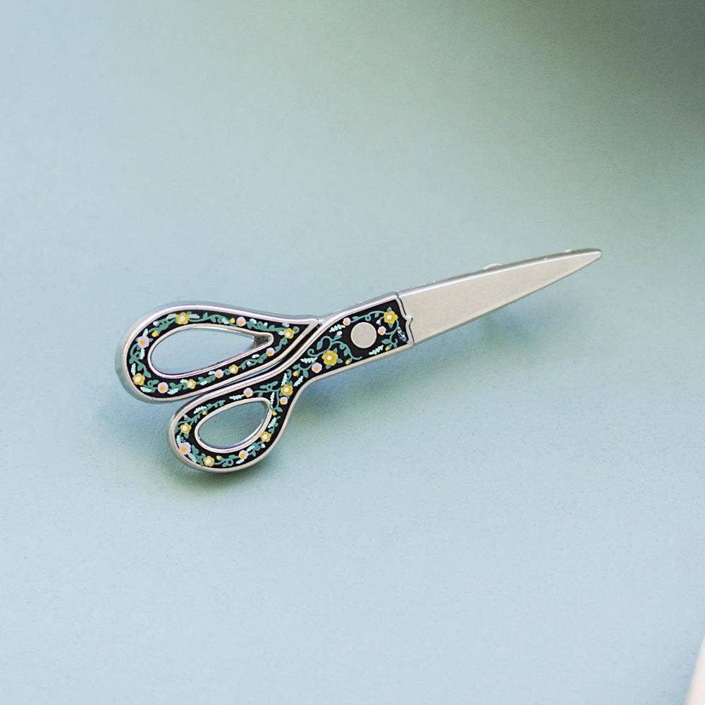Pin de esmalte interactivo con forma de tijeras