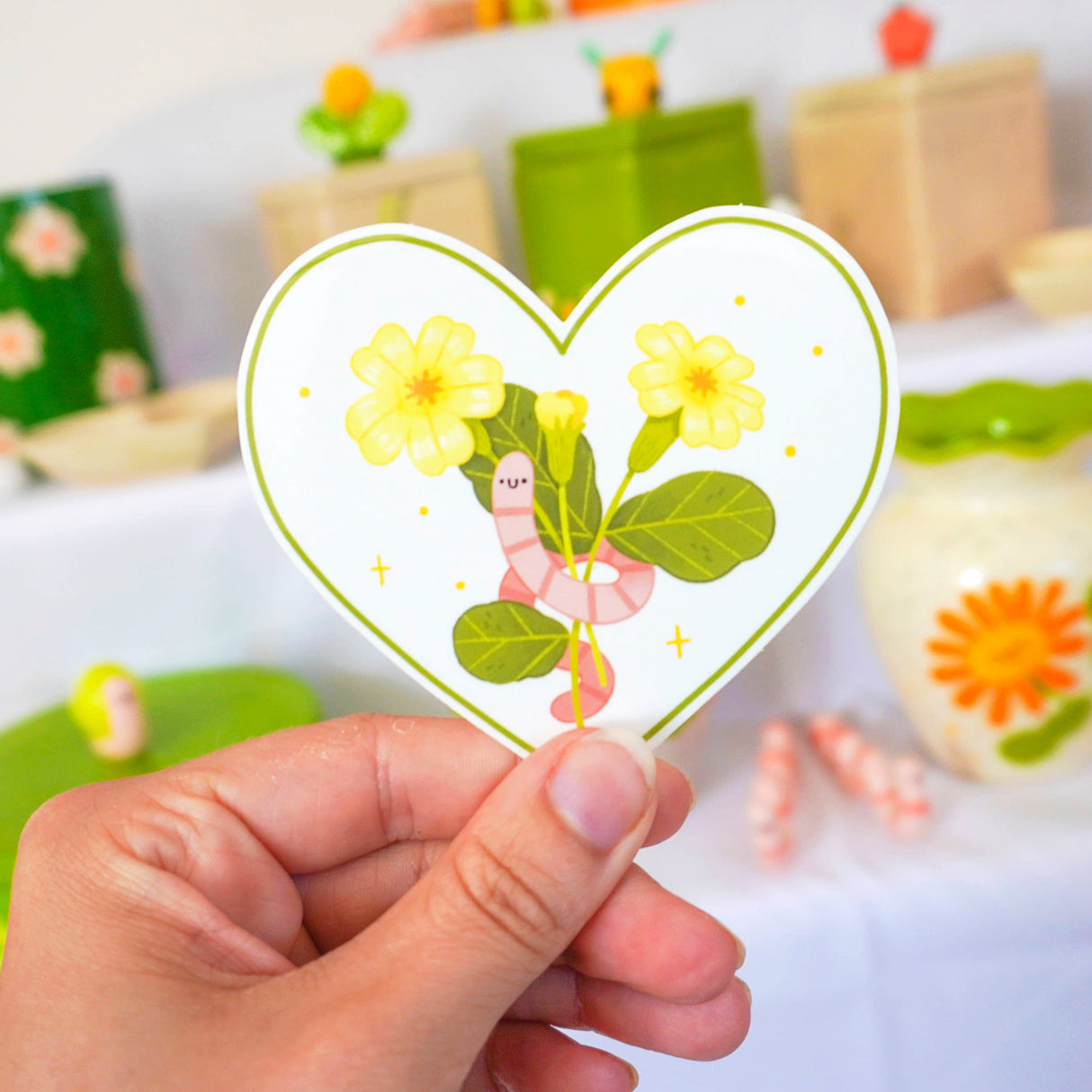 Pegatina de vinilo amarillo con forma de flor y corazón de gusano